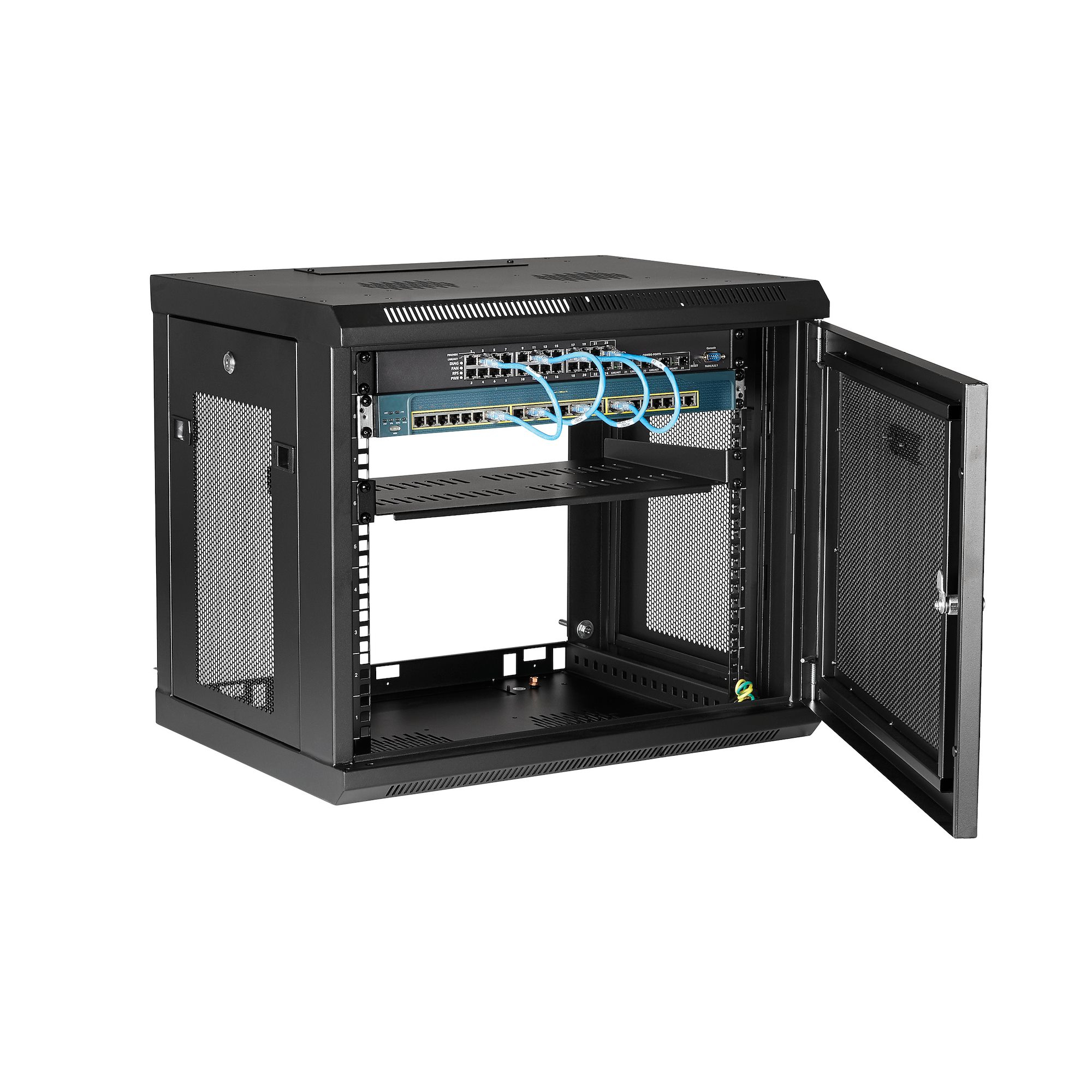 Un armario de rack de servidor negro con la puerta frontal abierta. Dentro, hay un switch de red con cables conectados y una estantería.