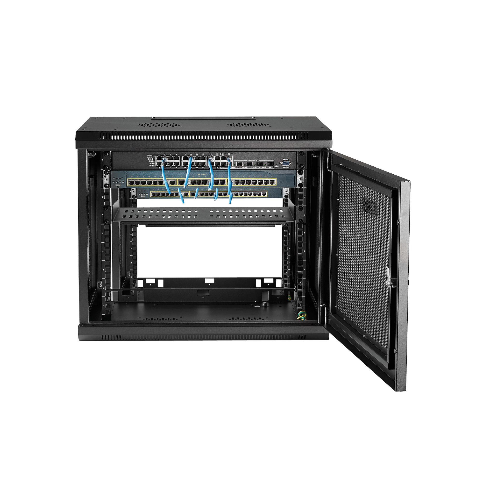 Un rack de servidor negro con la puerta abierta, mostrando conmutadores de red y cables azules. Fondo blanco.