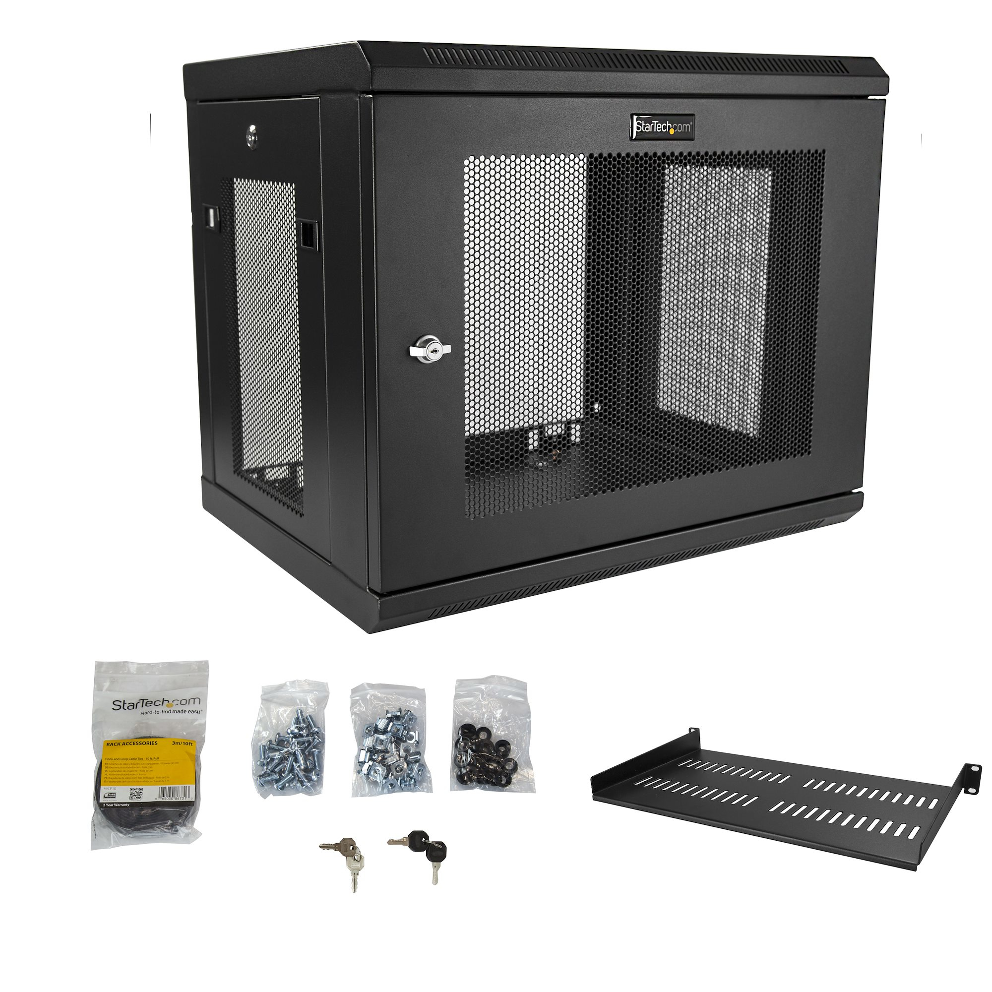 Un rack de servidor negro con puerta de malla, accesorios como tornillos, llaves y un estante, sobre fondo blanco.