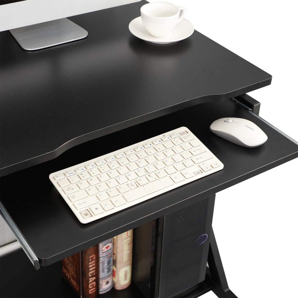 Ein schwarzer Computertisch mit weißer Tastatur, Maus und einer Tasse. Bücher auf dem unteren Regal.