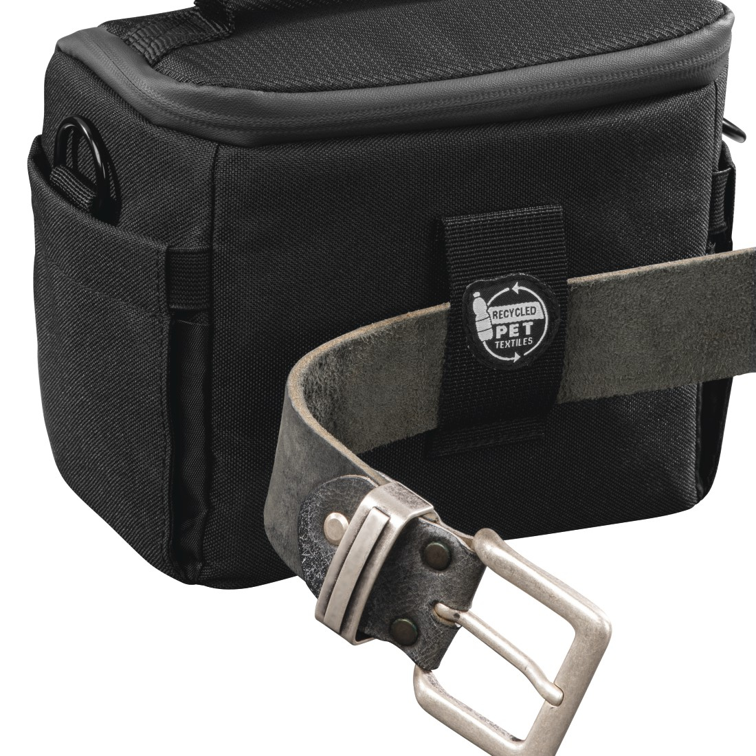 Borsa nera per fotocamera con cintura grigia e fibbia metallica. La borsa ha un cinturino e un'etichetta con la scritta "Recycled PET Textiles".