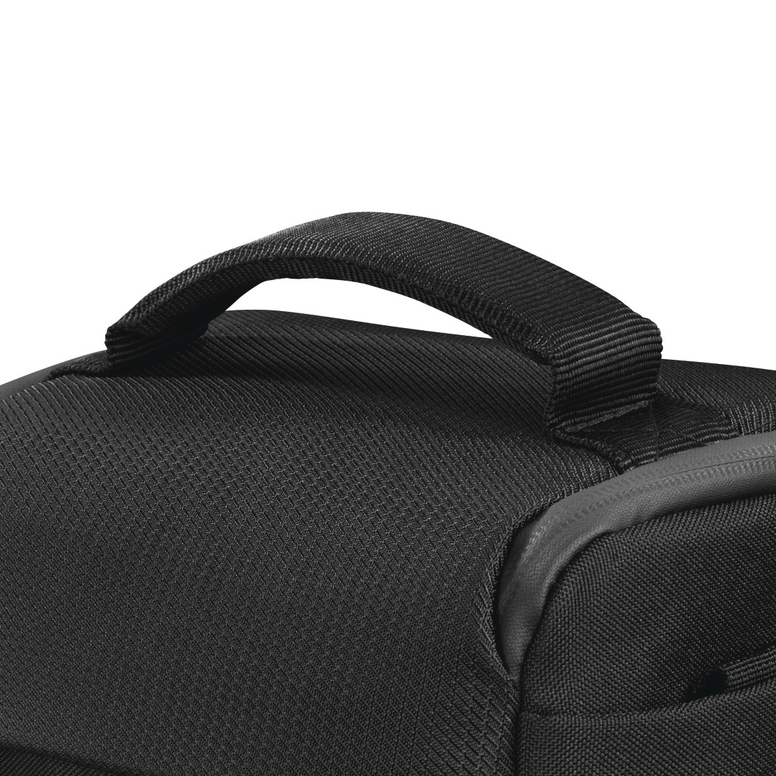 Nahaufnahme einer schwarzen Tasche. Ein schwarzer Griff wölbt sich über die strukturierte Oberfläche der Tasche. Ein grauer Rand und weißer Hintergrund sind sichtbar.