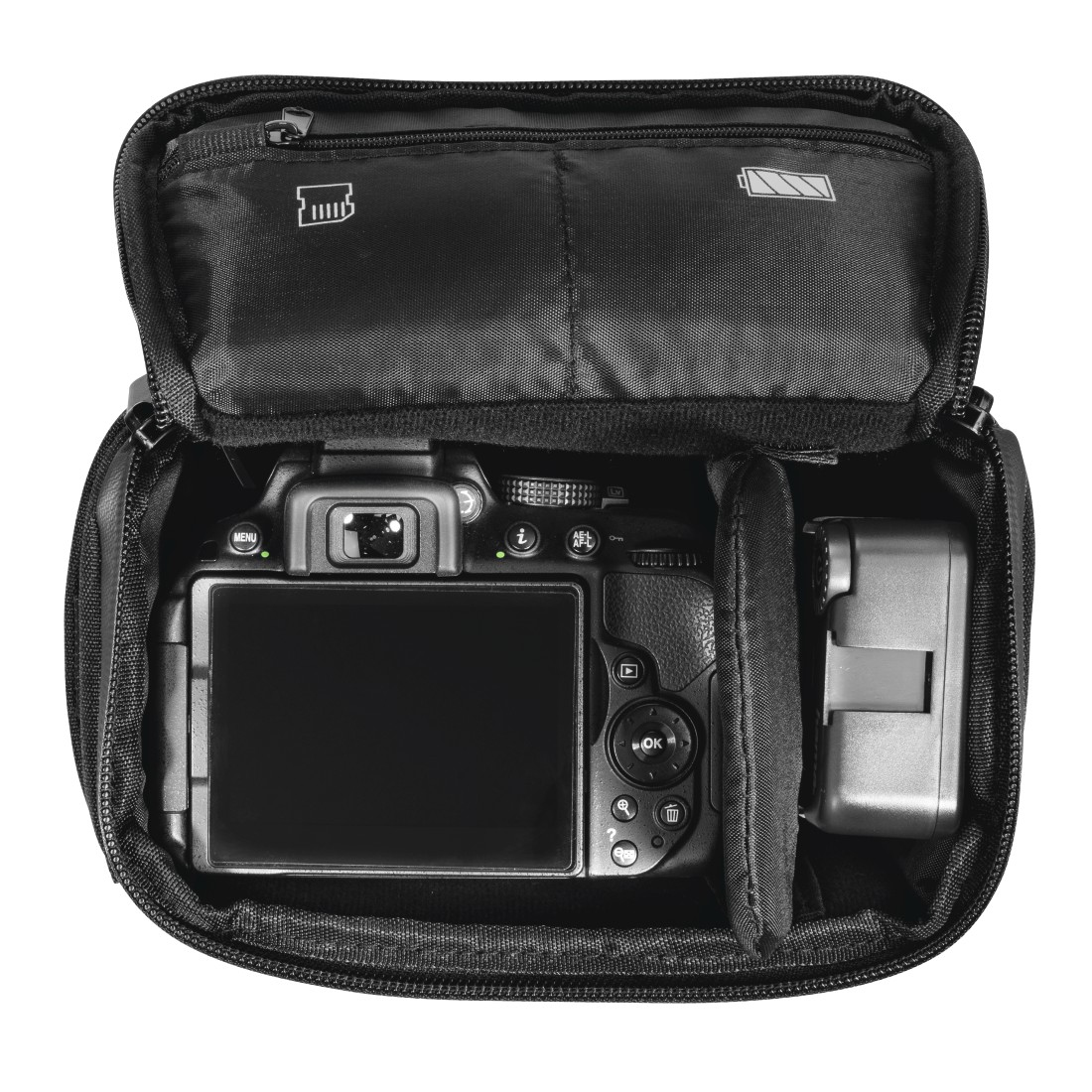 Fotocamera nera in una borsa nera per fotocamera. La borsa è aperta, mostrando la fotocamera, la batteria e alcune tasche.