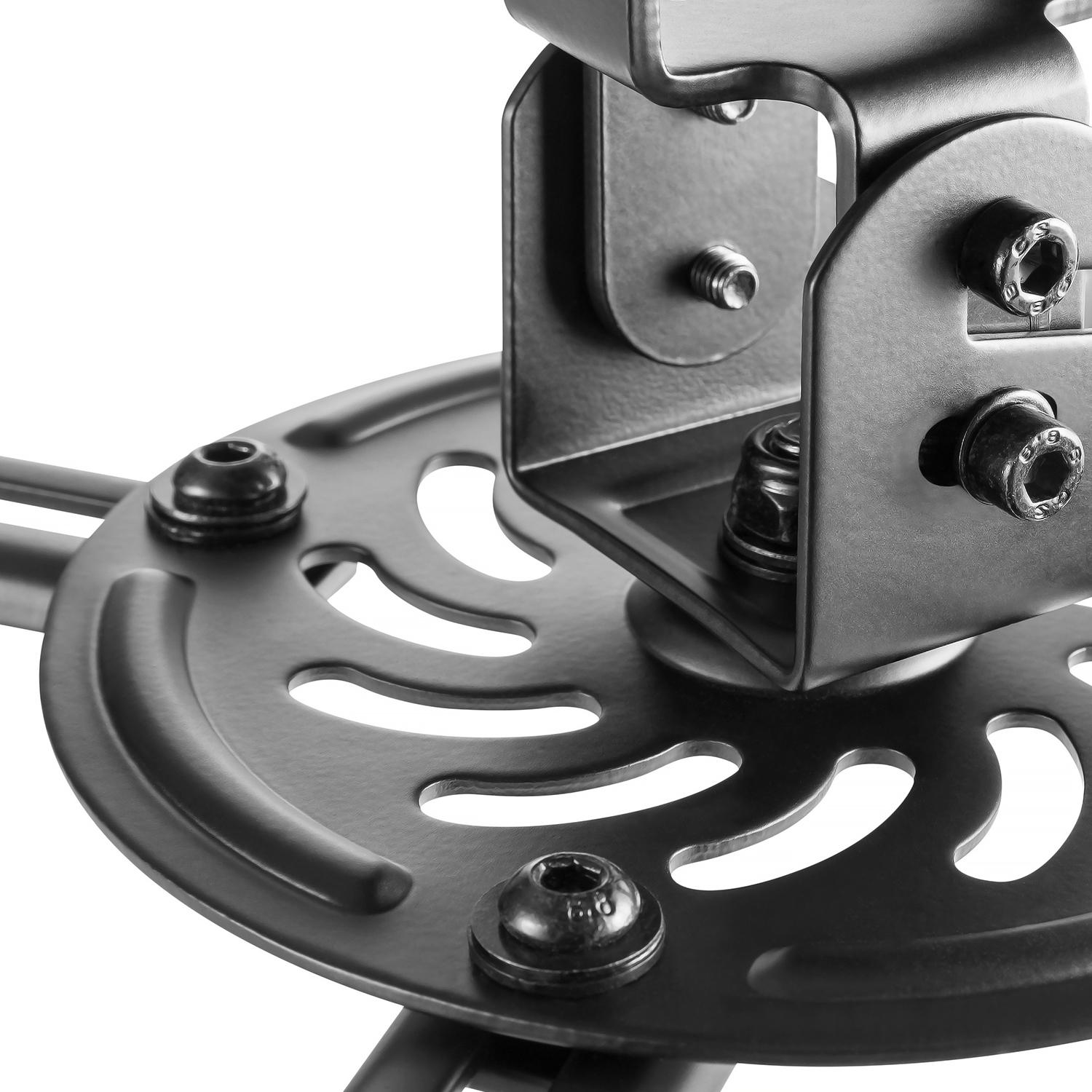 Zbliżenie czarnego uchwytu projektora. Ma okrągłą podstawę z otworami, metalowe ramiona i śruby. Tło jest białe.