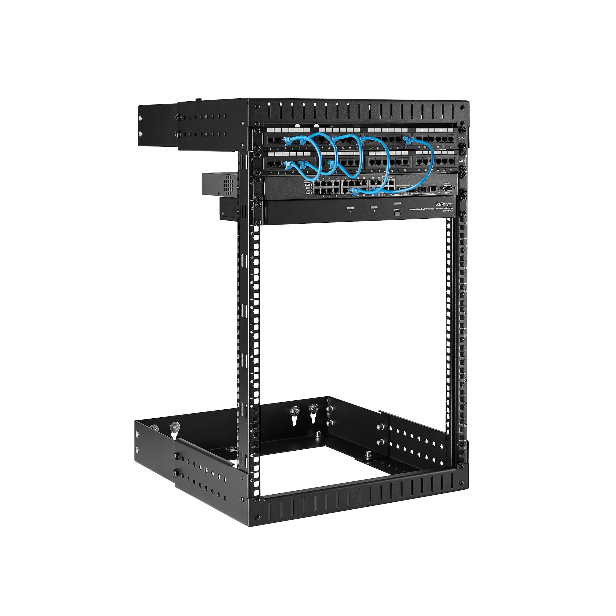 Un rack de servidor negro con dispositivos de red y cables azules, aislado sobre fondo blanco.