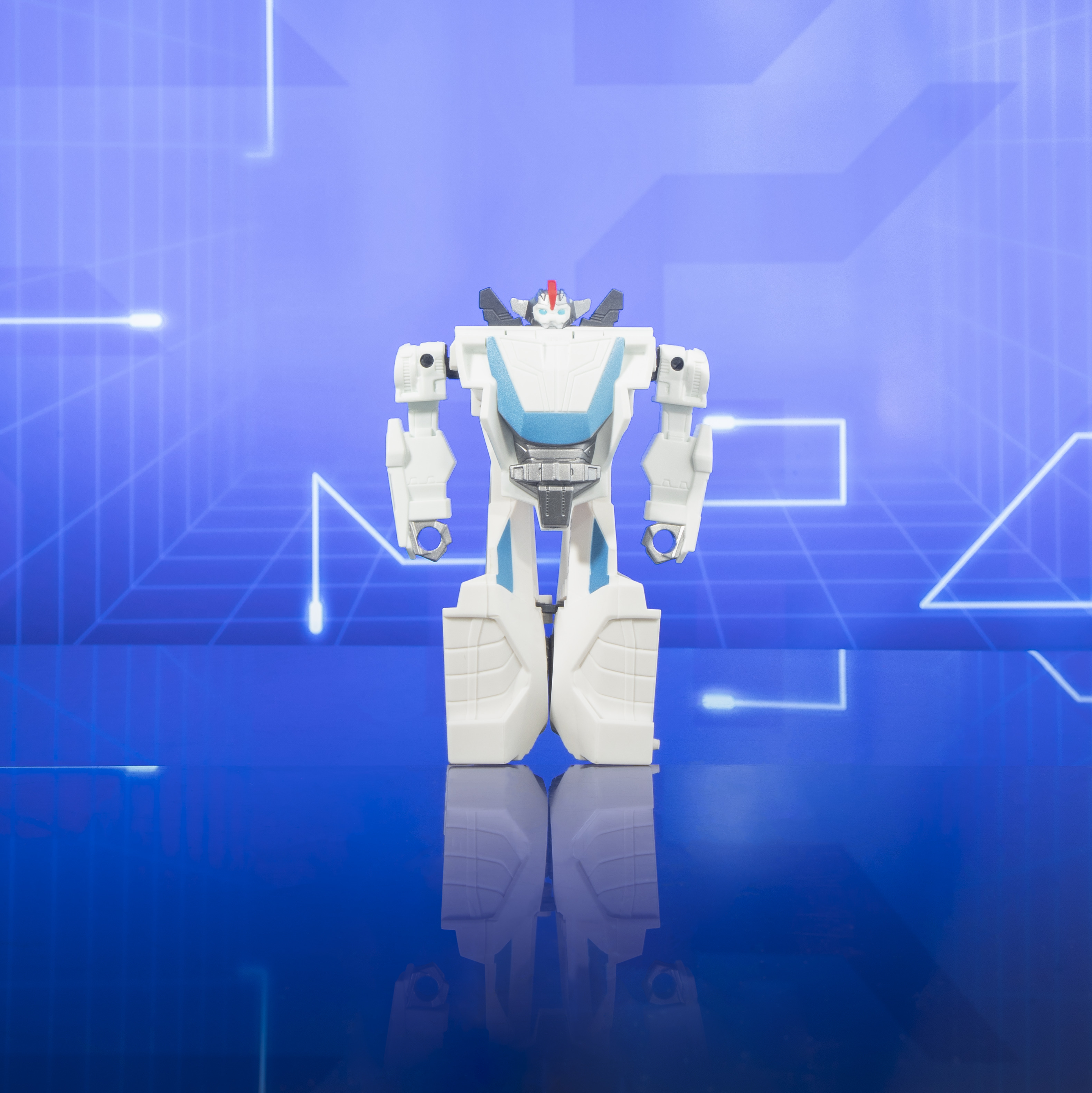 Biało-niebieski robot-zabawka stoi na odbijającej powierzchni na tle niebieskiego tła technologicznego.