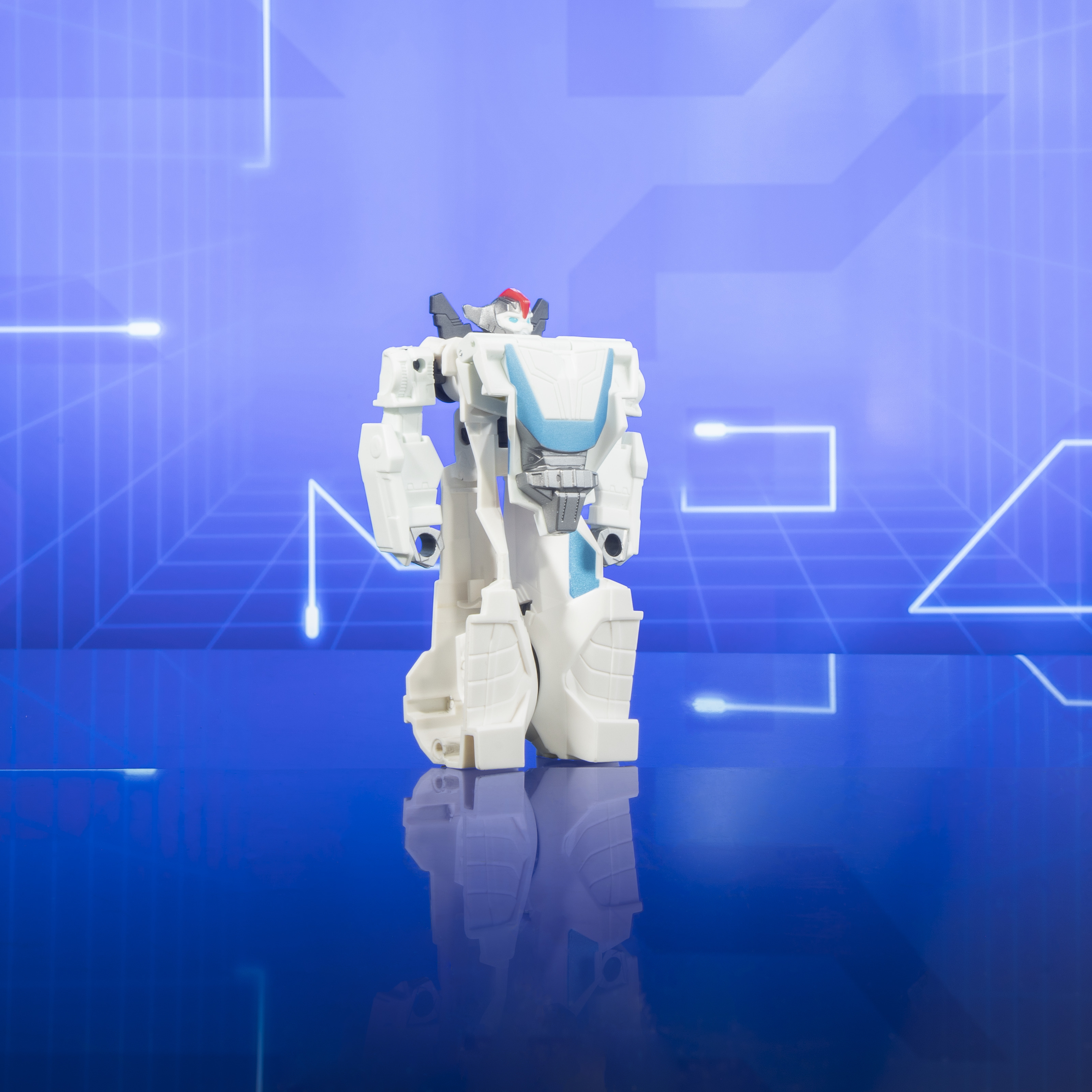 Biała zabawka robota z niebieskimi akcentami stoi na odblaskowej powierzchni na niebieskim tle z wzorem siatki.