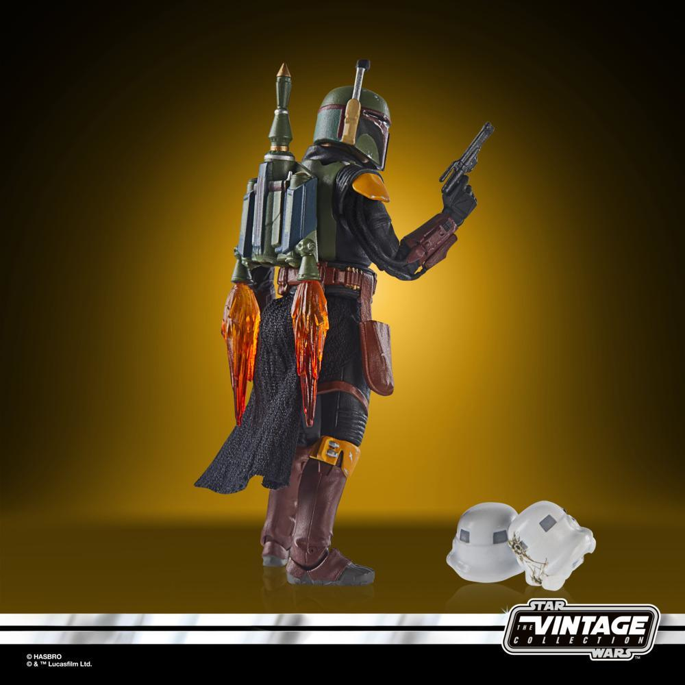 Action figure di Boba Fett. Elmetto verde, tuta nera, jetpack con fiamme, tiene un blaster e due elmetti bianchi in basso a destra.