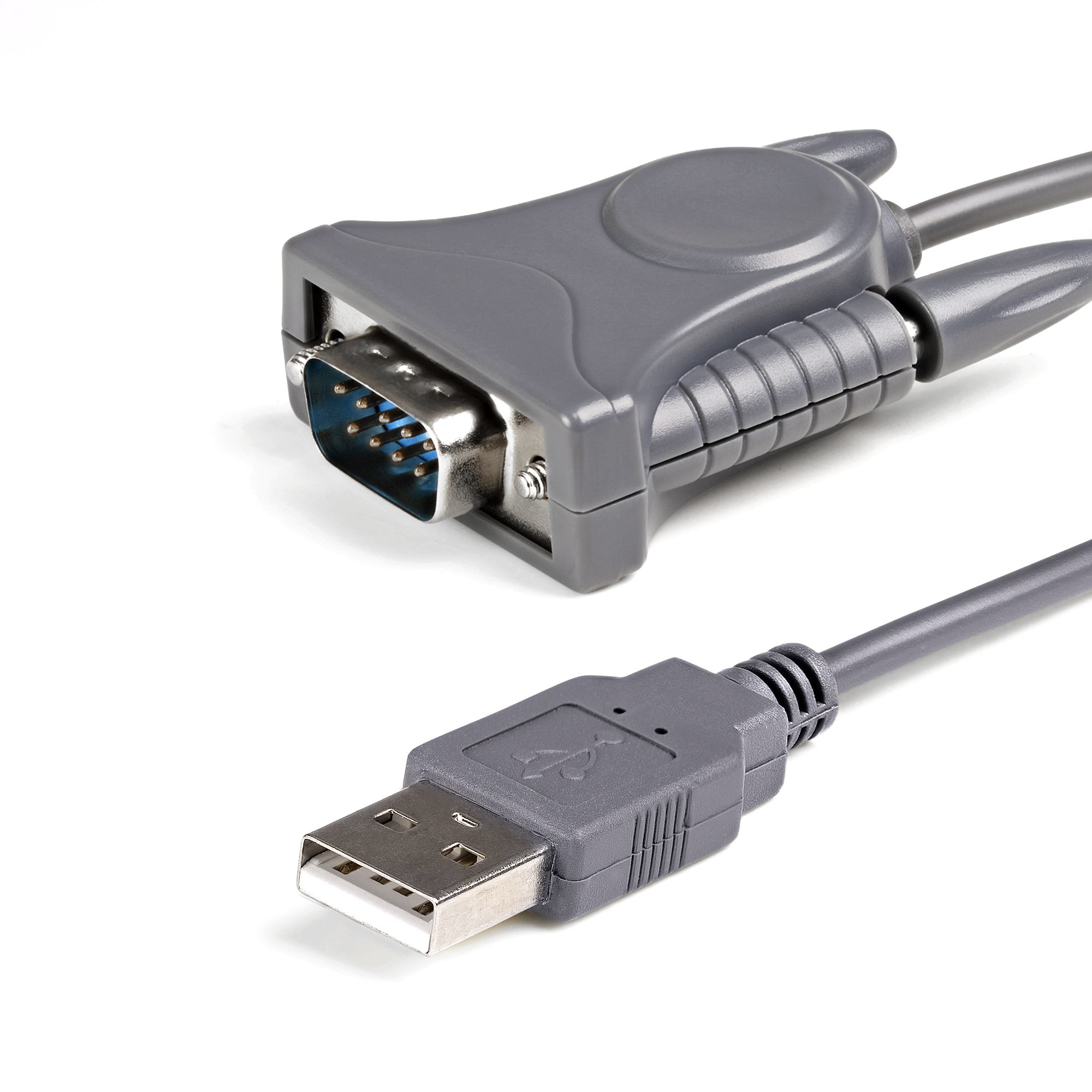 Graues USB-zu-Seriell-Adapterkabel. Der USB-Anschluss befindet sich unten, der serielle Anschluss oben.