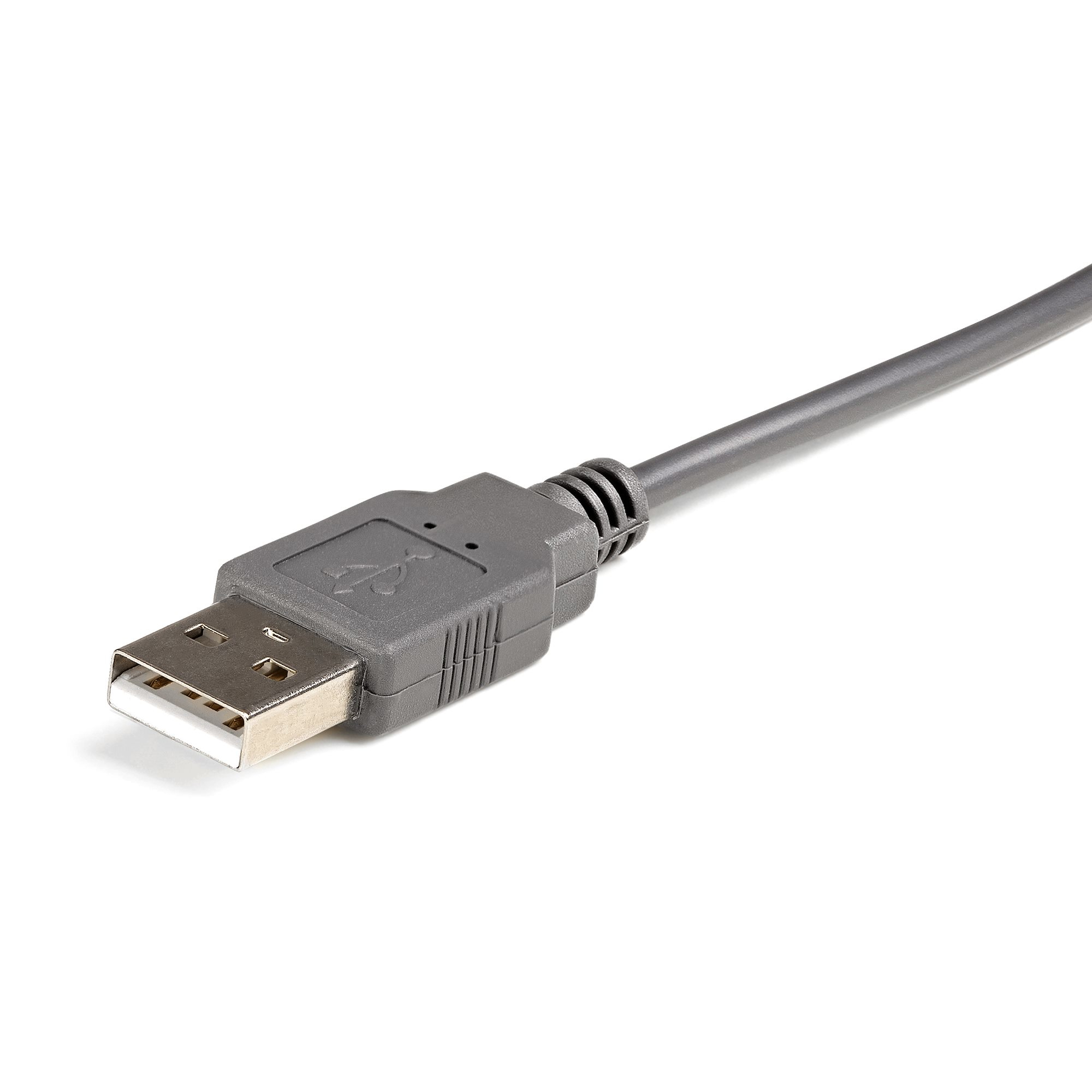 Ein graues USB-Kabel ist auf weißem Hintergrund abgewinkelt. Der Stecker ist silberfarben, das Kabel grau.