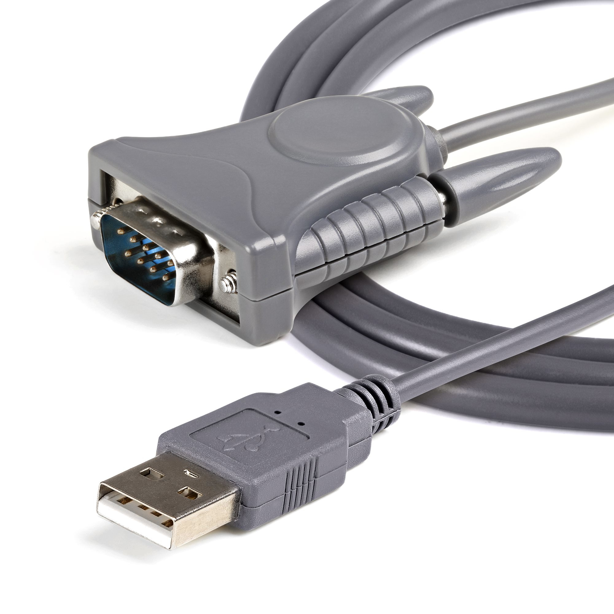 Ein graues USB-Kabel mit Stecker und ein D-Sub-Stecker auf weißem Untergrund. Der USB-Stecker ist im Vordergrund.