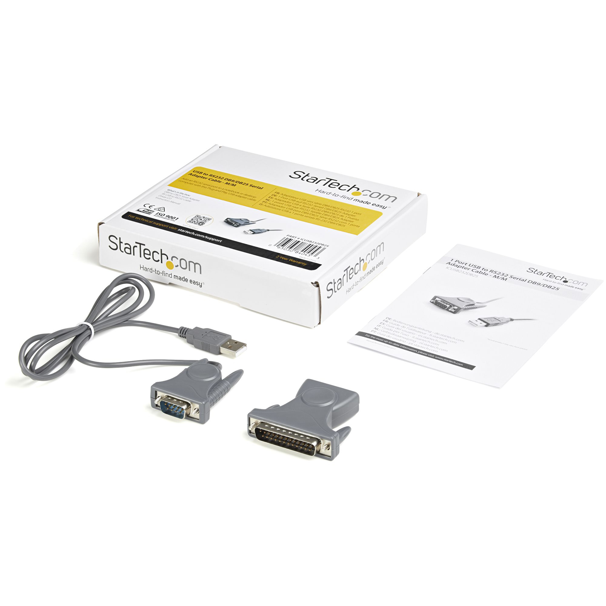 Geöffnete Box mit Kabel und zwei Adaptern. Box und Zubehör liegen auf weißem Untergrund.