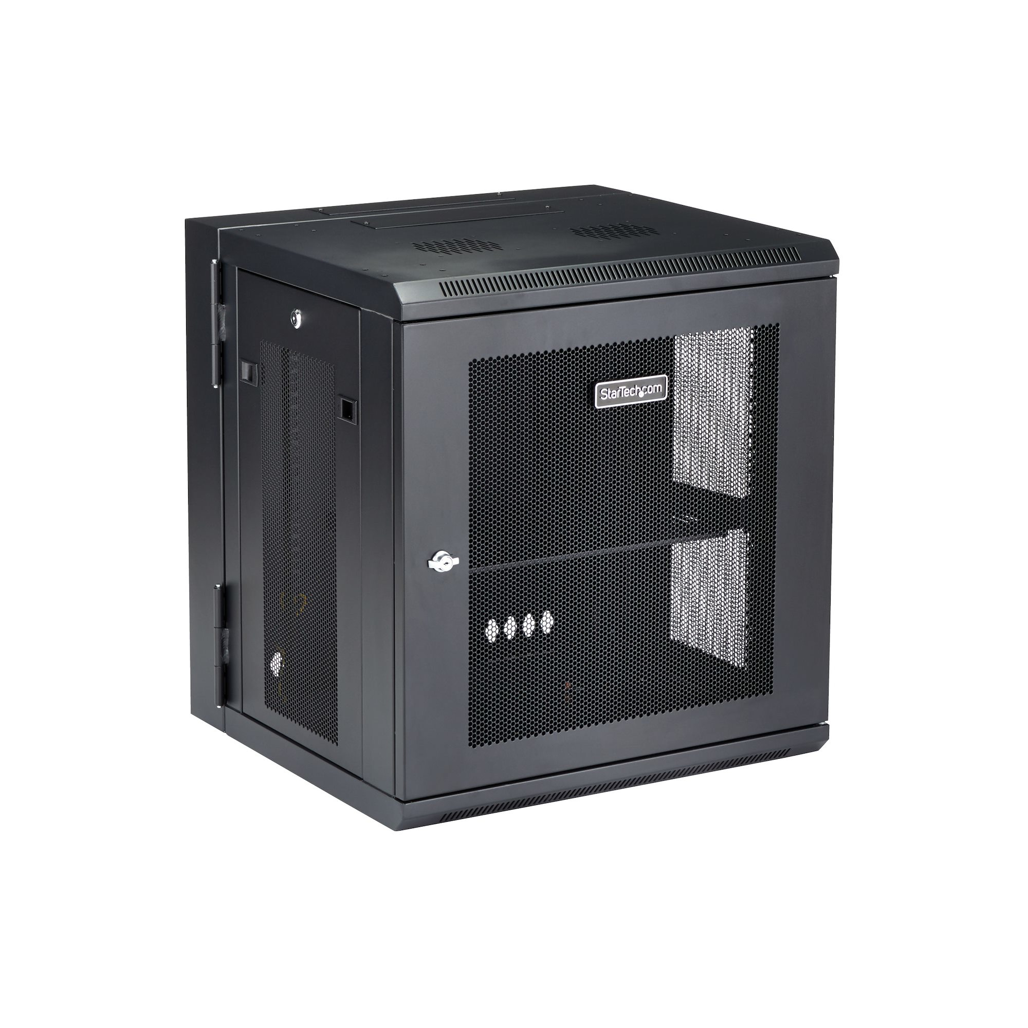 Un armario de red StarTech negro. Está montado en la pared, tiene una puerta de malla y una cerradura. El fondo es blanco.