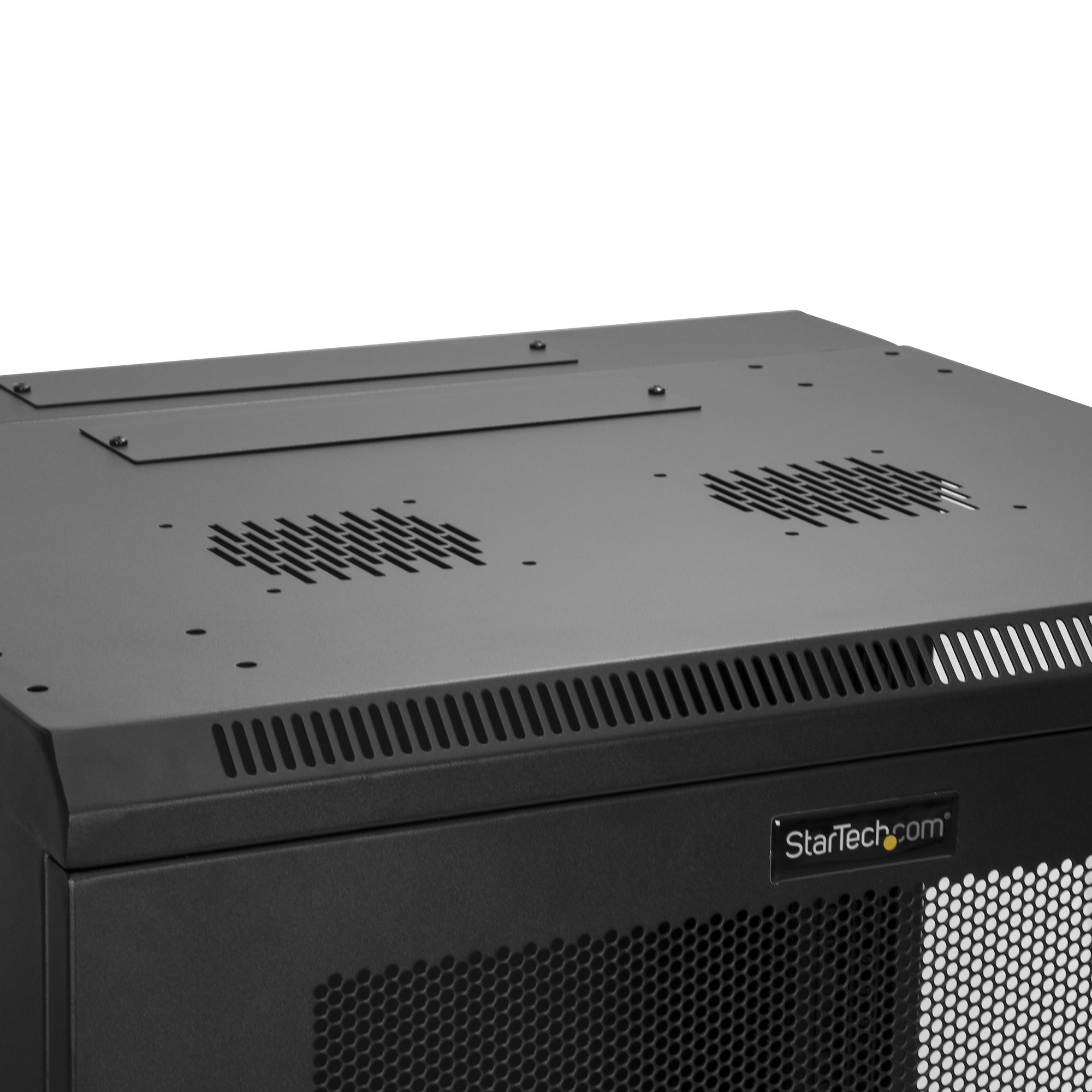 Primer plano de un rack de servidor negro, mostrando ventilaciones, el logotipo de StarTech.com y un panel de malla.