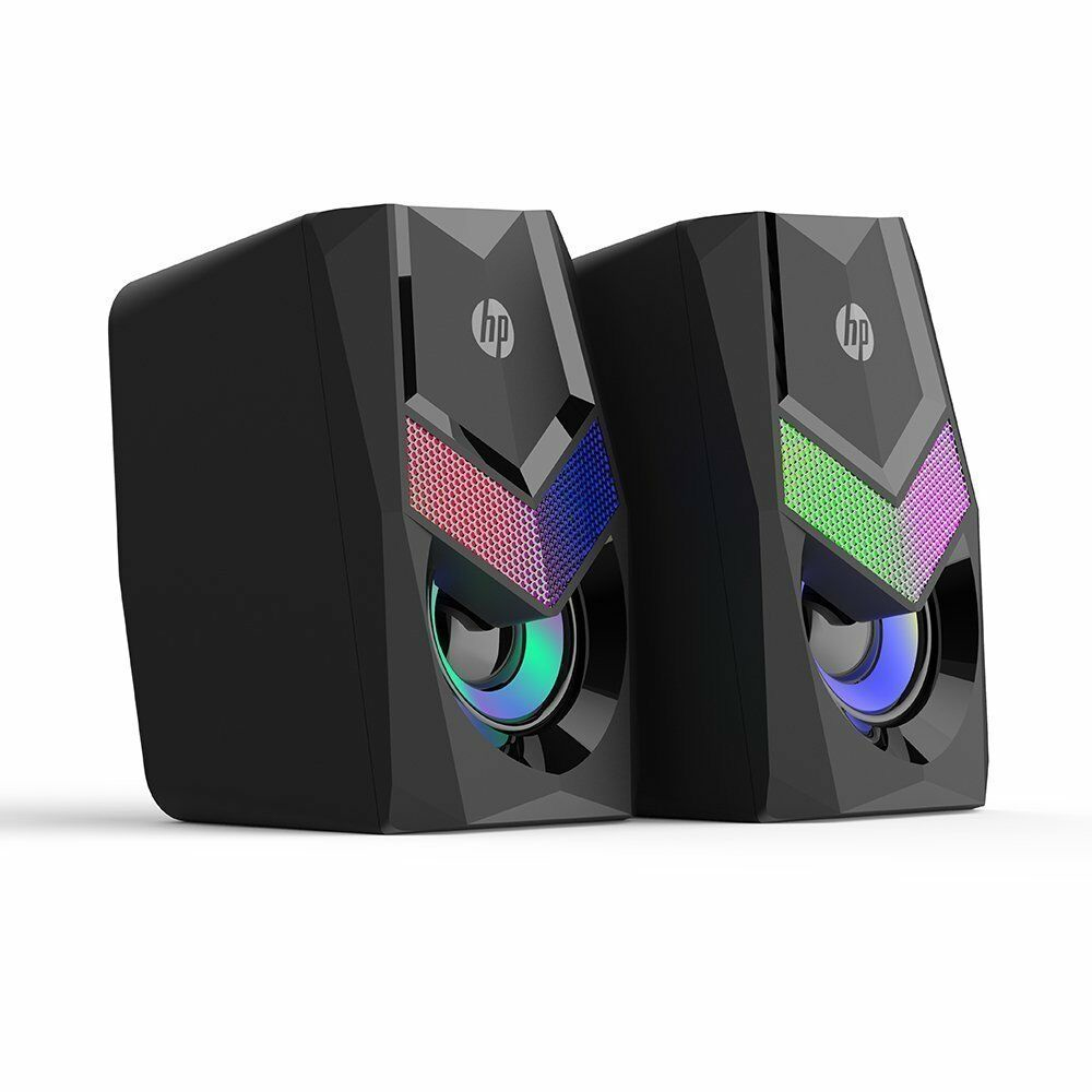 Dos altavoces HP negros con luces LED de colores. Cada uno tiene un logotipo de HP y una rejilla de altavoz con luces rojas/azules y verdes/moradas.