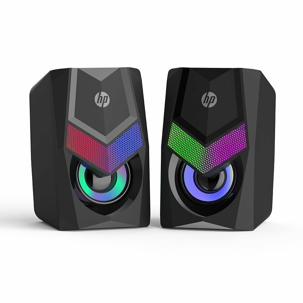 Dos altavoces HP negros con luces LED de colores. Uno tiene rojo/azul, el otro verde/morado. Logotipo de HP arriba.
