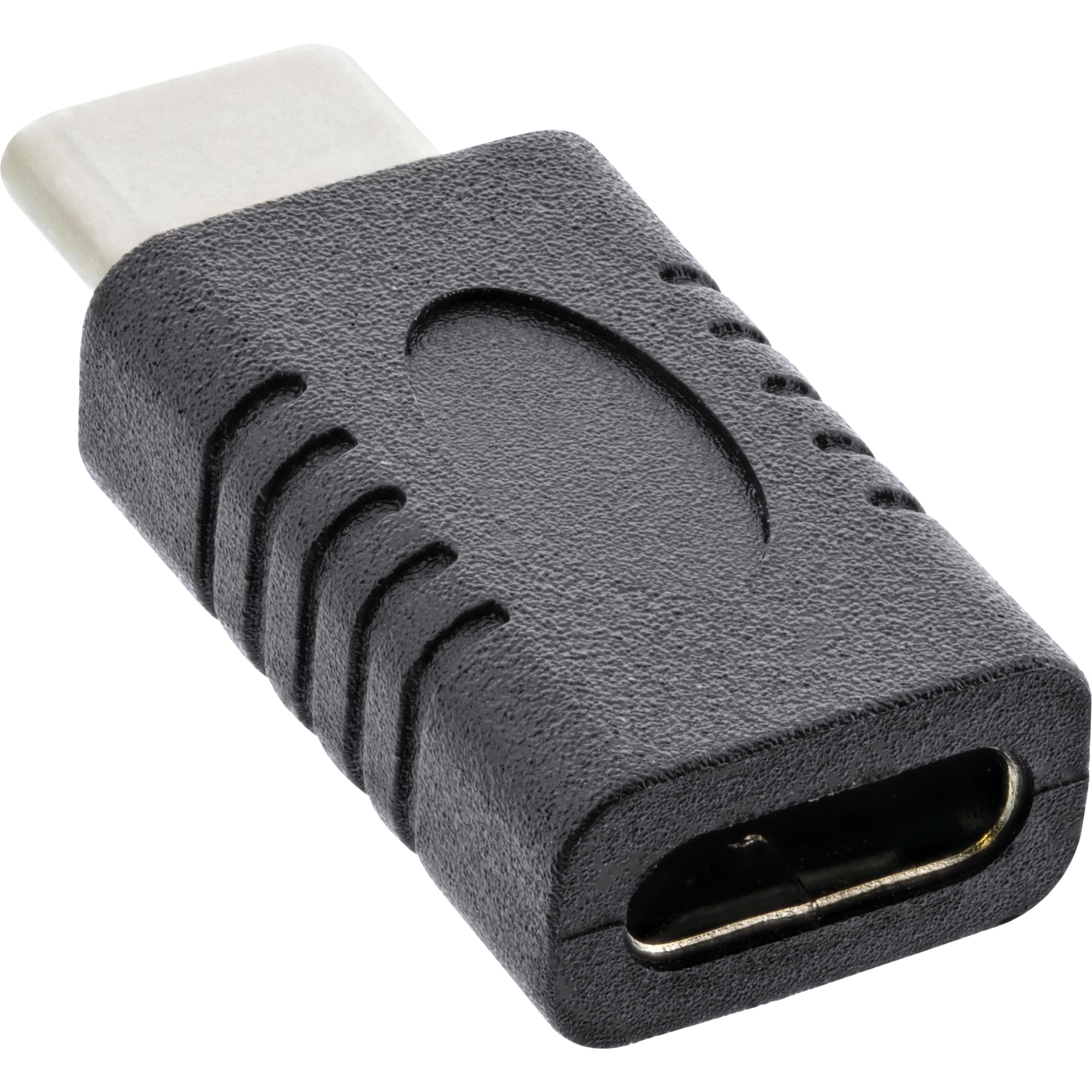 Ein schwarzer USB-C-Adapter mit einem weißen Stecker. Der Adapter hat eine strukturierte Oberfläche und befindet sich auf weißem Hintergrund.