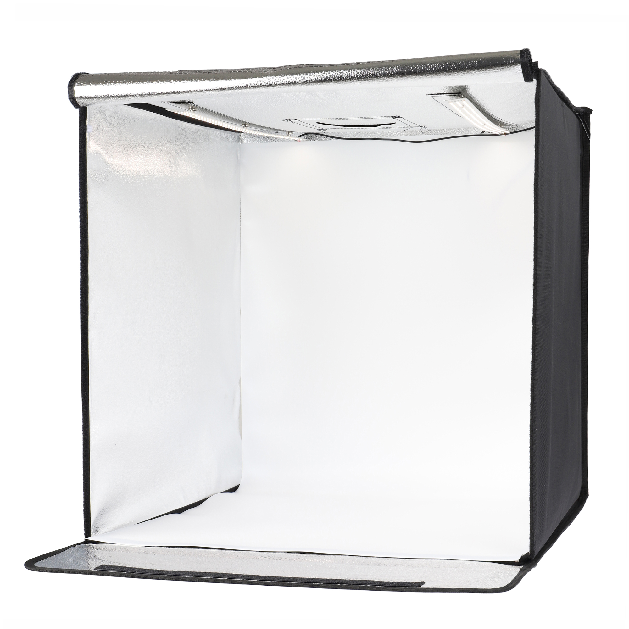 Eine weiße Fotostudiobox, schwarze Ränder, offene Front, reflektierendes silbernes Innere und ein weißer Hintergrund.