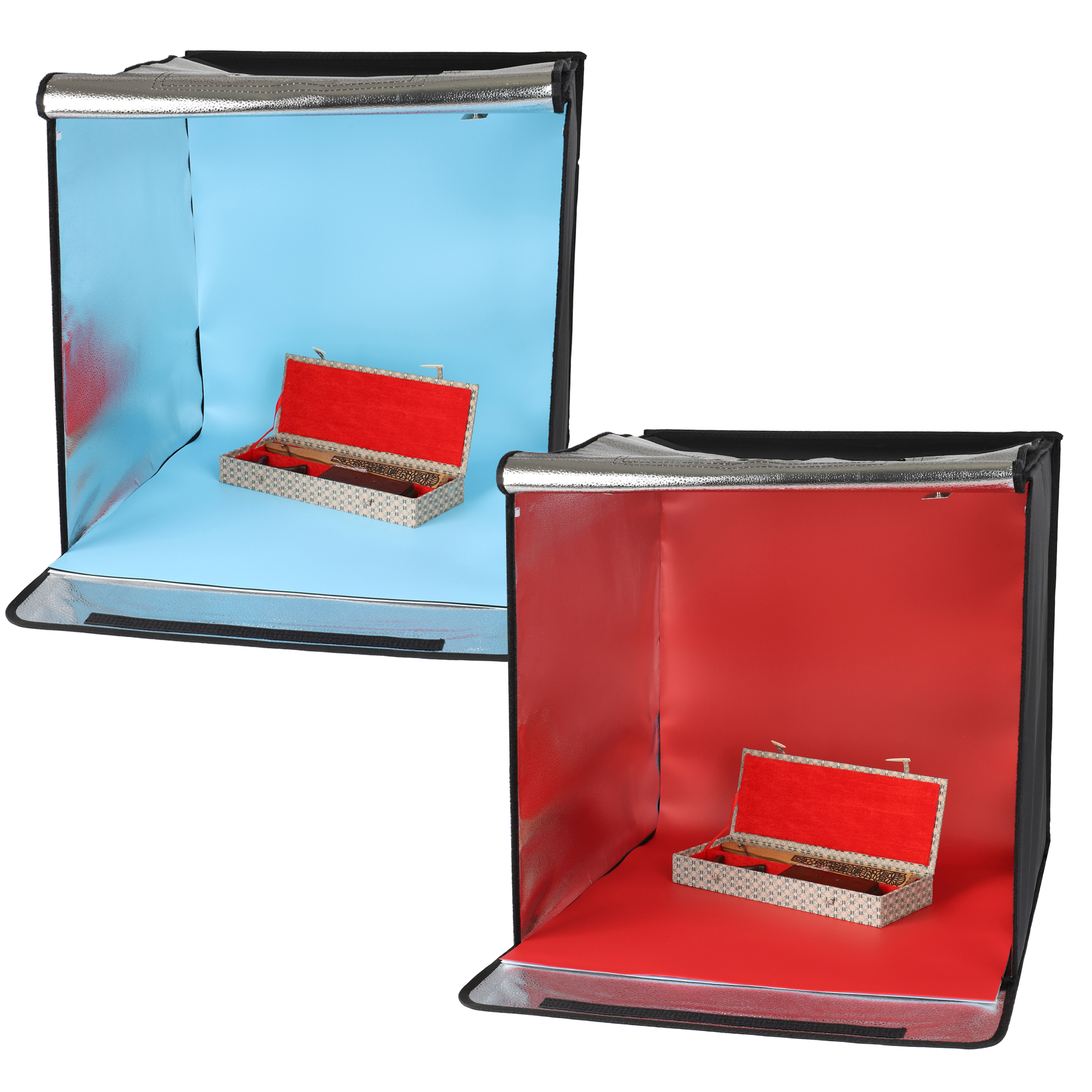 Zwei Fotoboxen, eine mit blauem, eine mit rotem Hintergrund. Beide enthalten dekorierte offene Boxen.