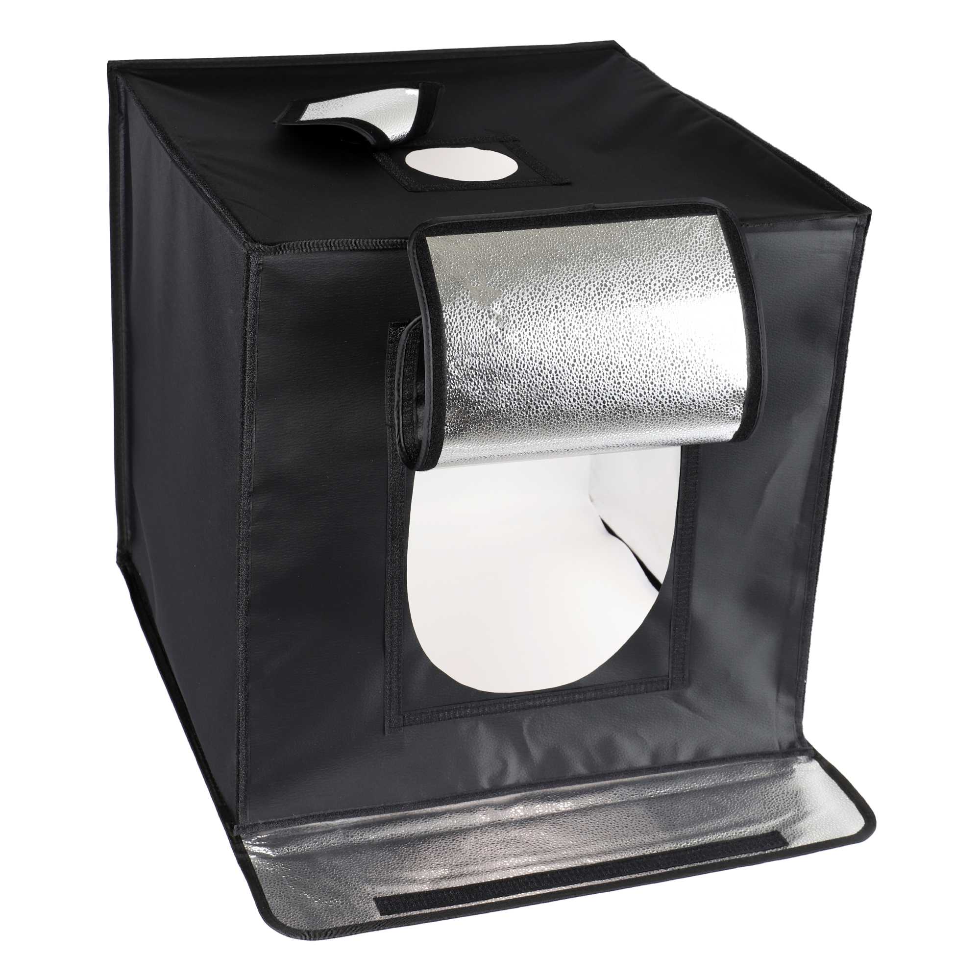 Eine schwarze Fotostudiobox mit silbernem Innenraum und offener Frontklappe, isoliert auf weißem Hintergrund.