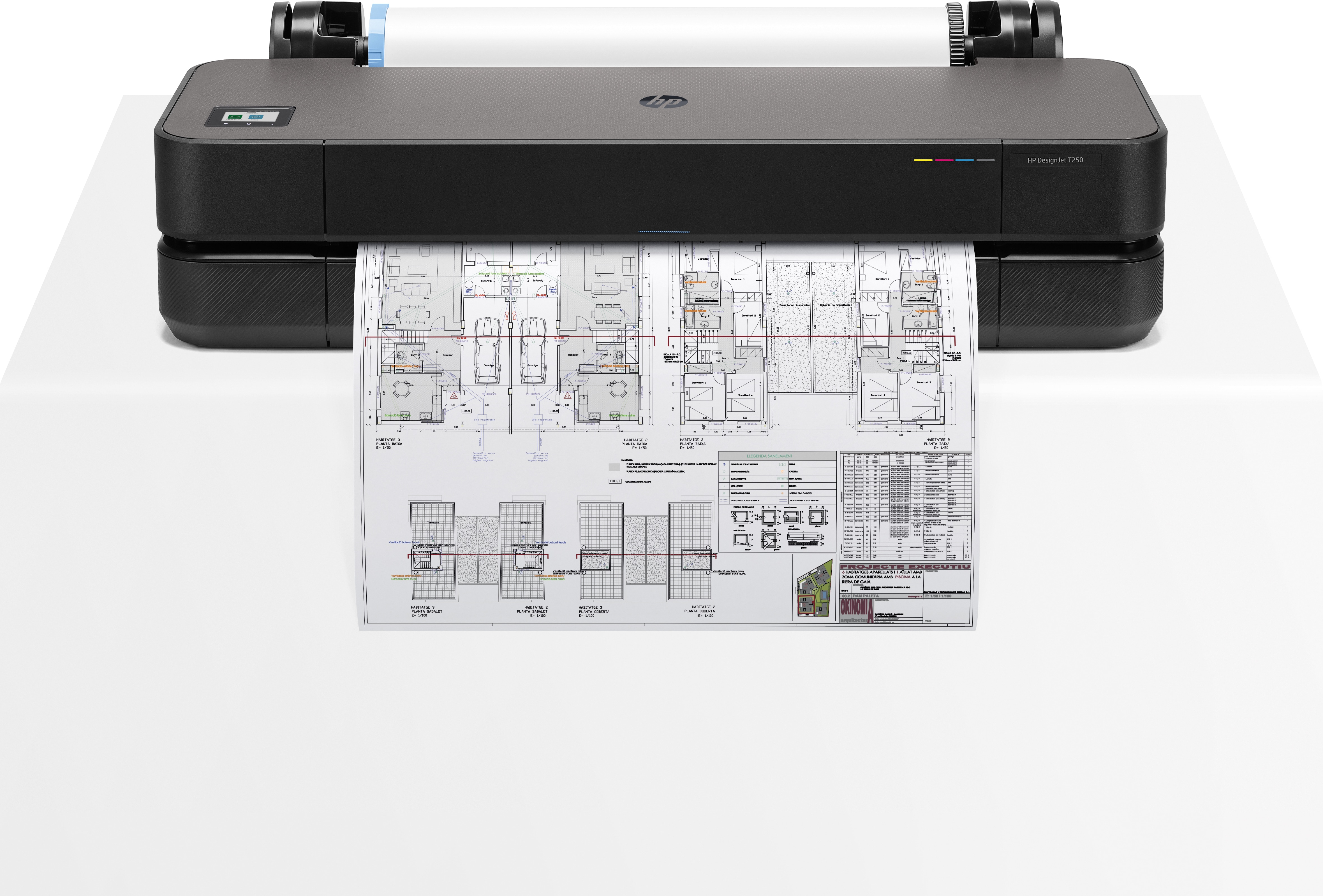 Ein HP DesignJet T250-Drucker druckt Architekturpläne auf weißem Papier. Der Drucker ist schwarz.