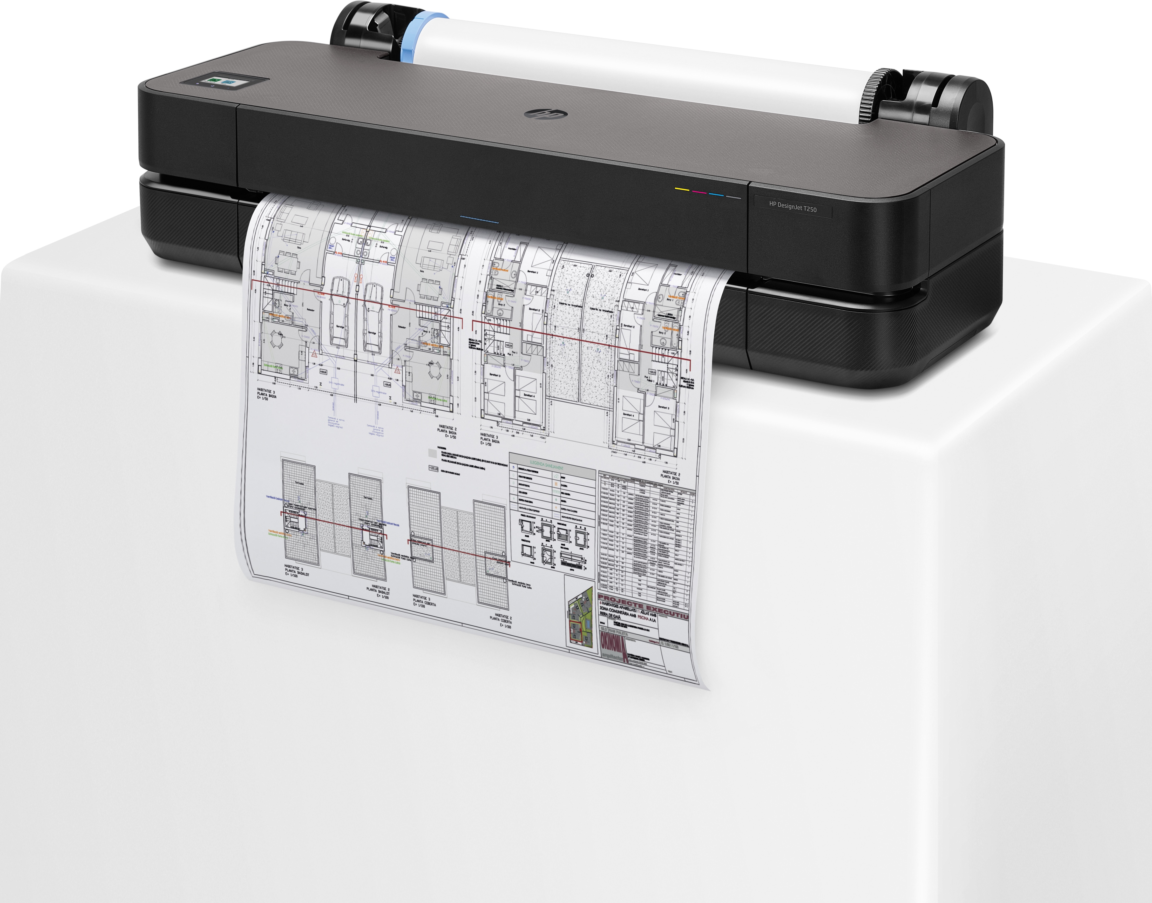 Ein schwarzer HP DesignJet T250-Drucker druckt einen Bauplan. Der Drucker steht auf einer weißen Oberfläche.
