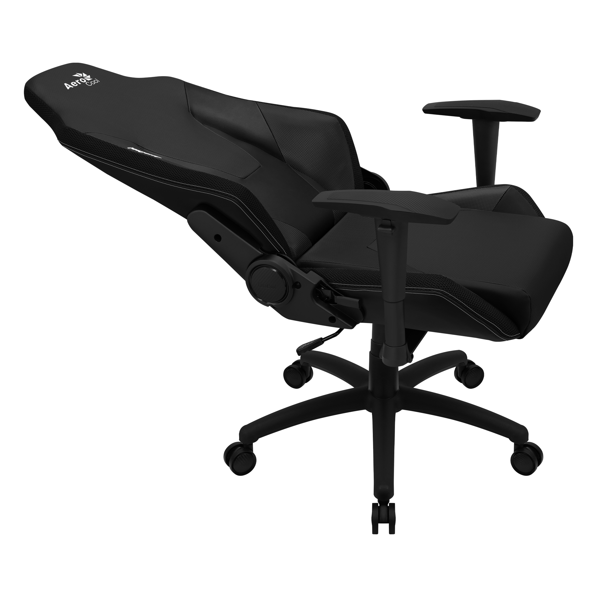 Czarny fotel gamingowy z zagłówkiem, podłokietnikami i kółkami. Widoczne logo AeroCool. Krzesło jest ustawione pod kątem.