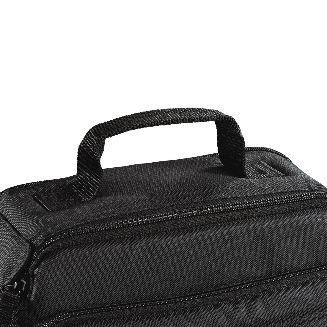 Nahaufnahme einer schwarzen Tasche mit Griff. Der Griff ist gewölbt und aus gewebtem Material. Die Tasche hat einen Reißverschluss.