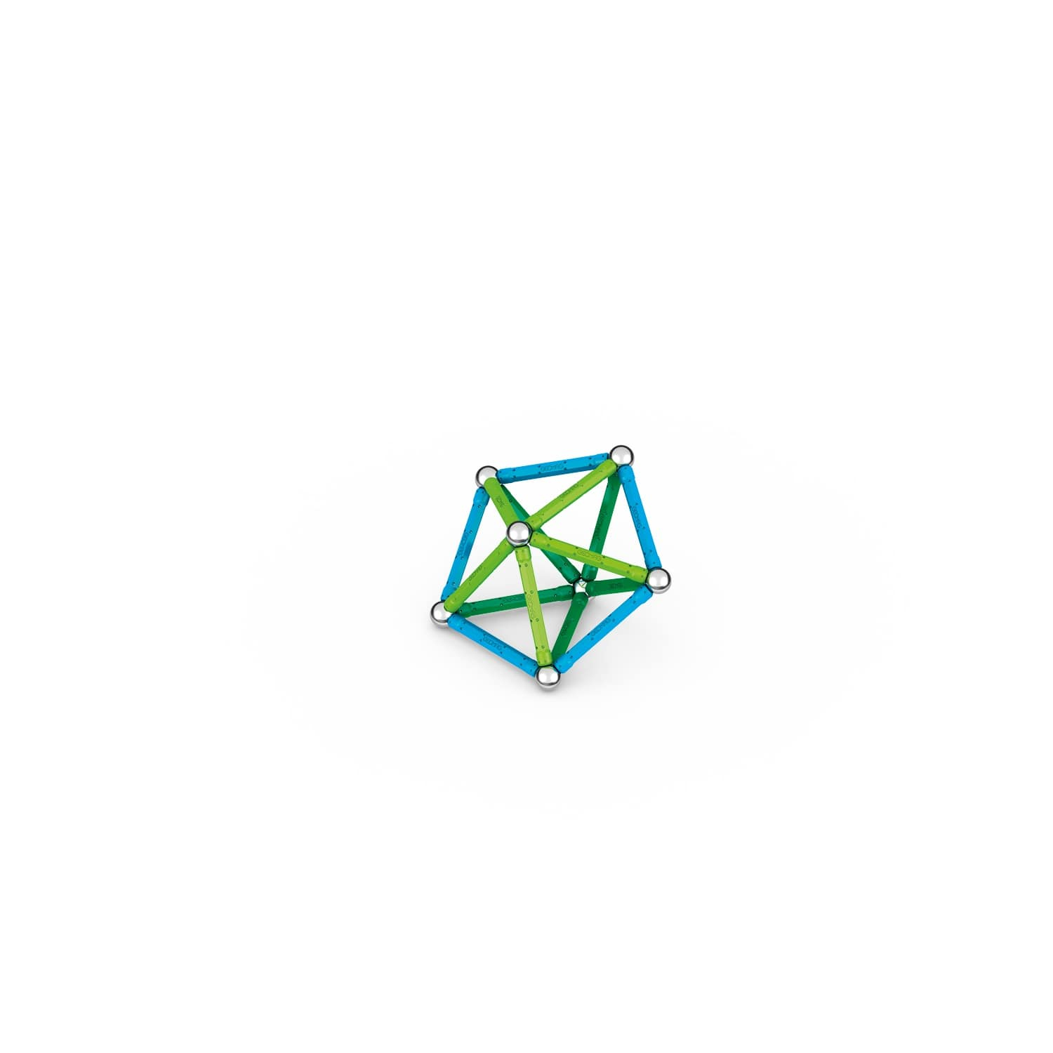 Eine geometrische Form aus grünen und blauen Stäben, die durch silberne Kugeln verbunden sind, vor weißem Hintergrund.