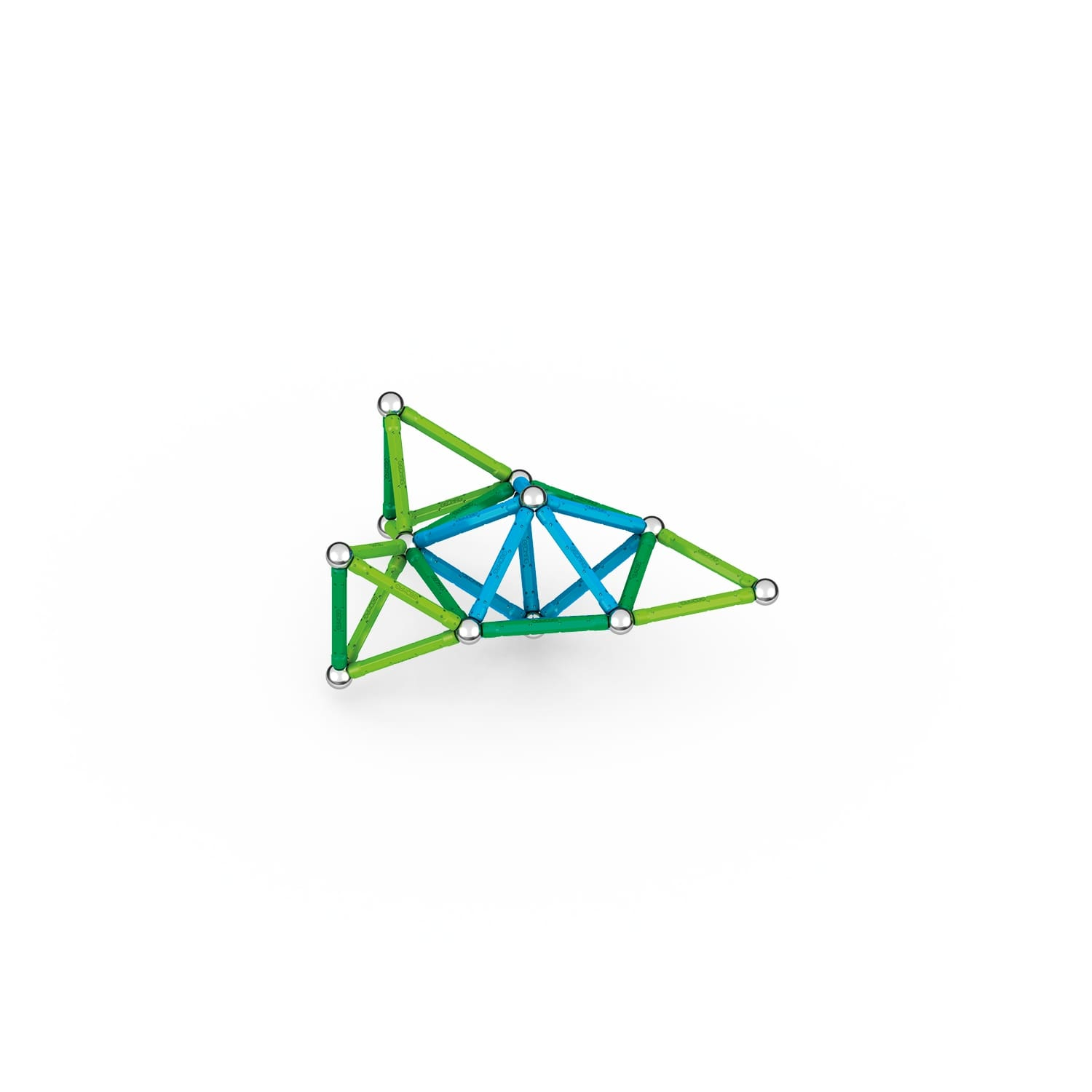 Eine geometrische Struktur aus grünen und blauen Stäben, die durch silberne Kugeln verbunden sind, vor weißem Hintergrund.