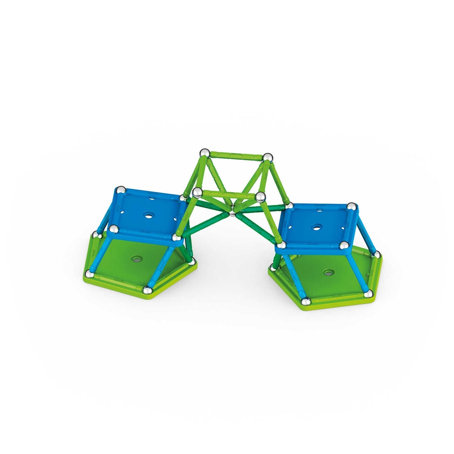 Eine farbenfrohe Spielzeugbrücke aus grünen, blauen und silbernen Komponenten, vor weißem Hintergrund.