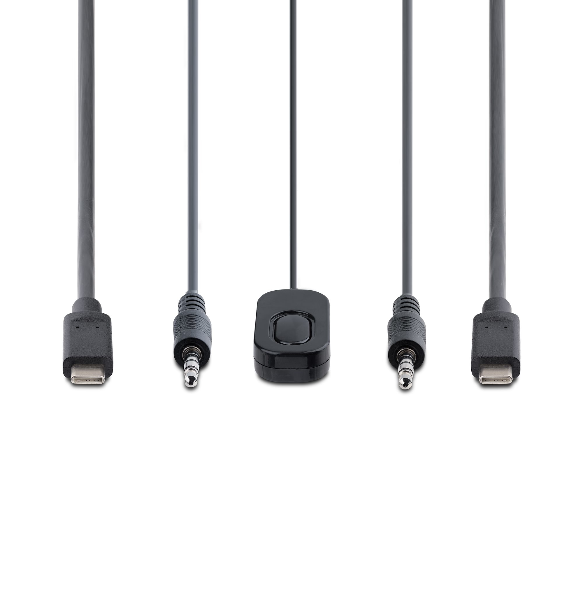 Cinque cavi neri con diversi connettori: USB-C, jack da 3,5 mm e un dispositivo nero a forma di pulsante, su sfondo bianco.