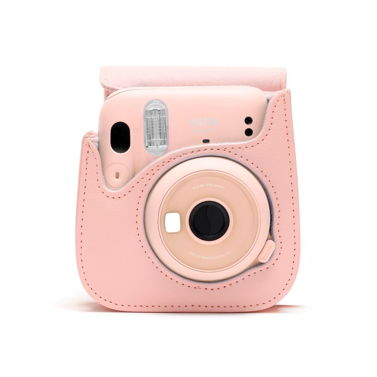 Een roze Instax camera in een bijpassende hoes. De camera heeft een lens en een flitser. De hoes is gestikt.