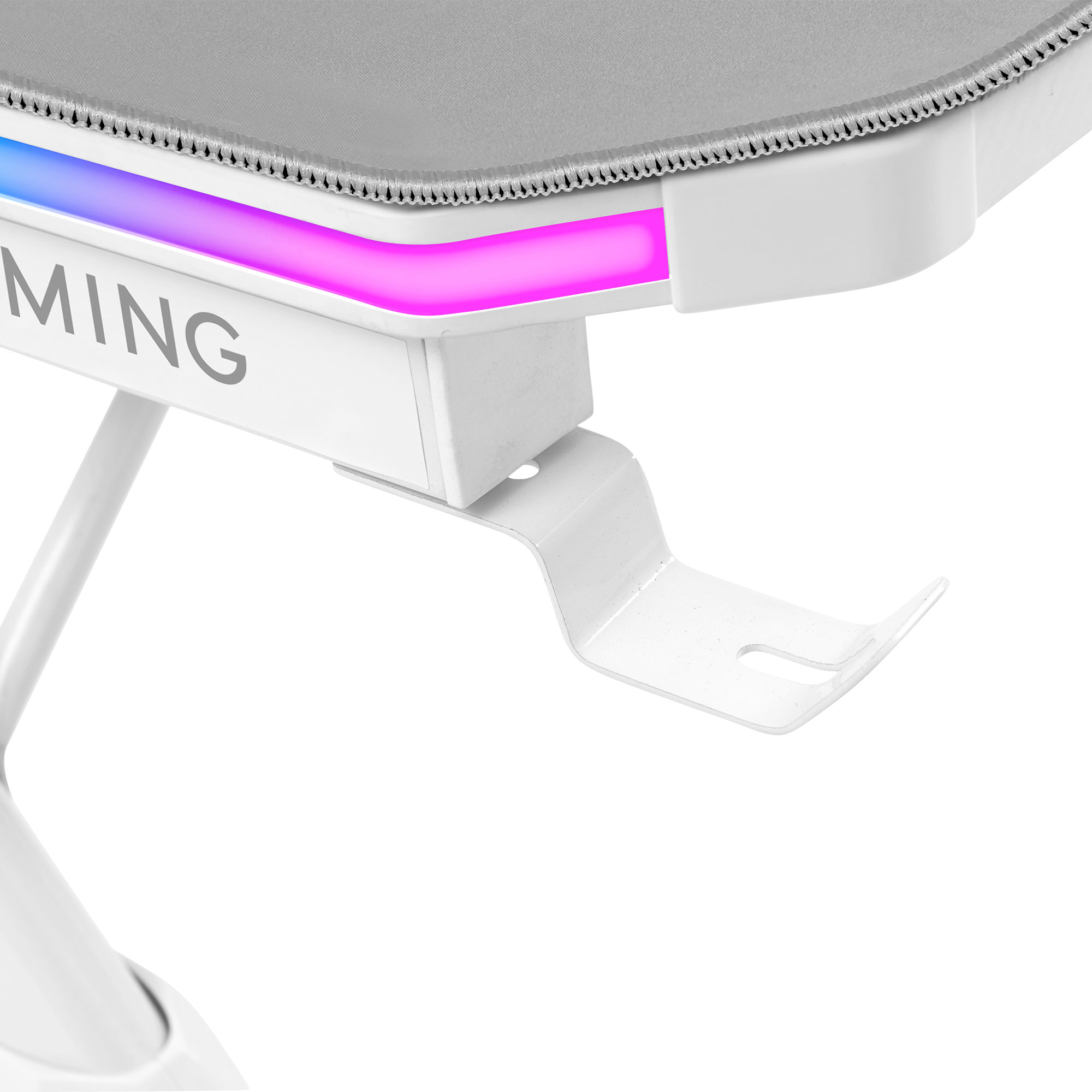 Primer plano de una esquina de escritorio de juego blanco con iluminación RGB. El escritorio tiene una alfombrilla gris y un soporte metálico para auriculares.