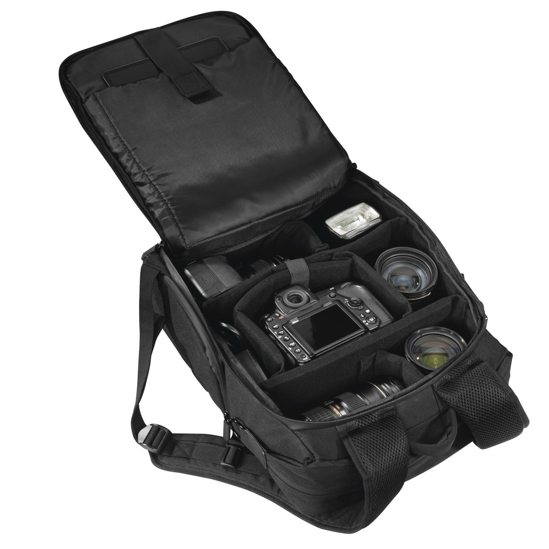 Schwarzer Kamerarucksack mit Kamera, Objektiven und Blitzgerät. Offen, mit Fächern. Weißer Hintergrund.