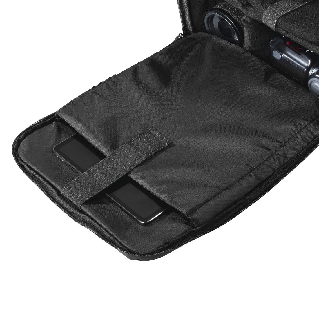Schwarzes offenes Rucksackinnere. Zwei Tablets sind in einer Tasche sichtbar. Andere Gegenstände, wie z.B. ein Kameraobjektiv, sind teilweise sichtbar.