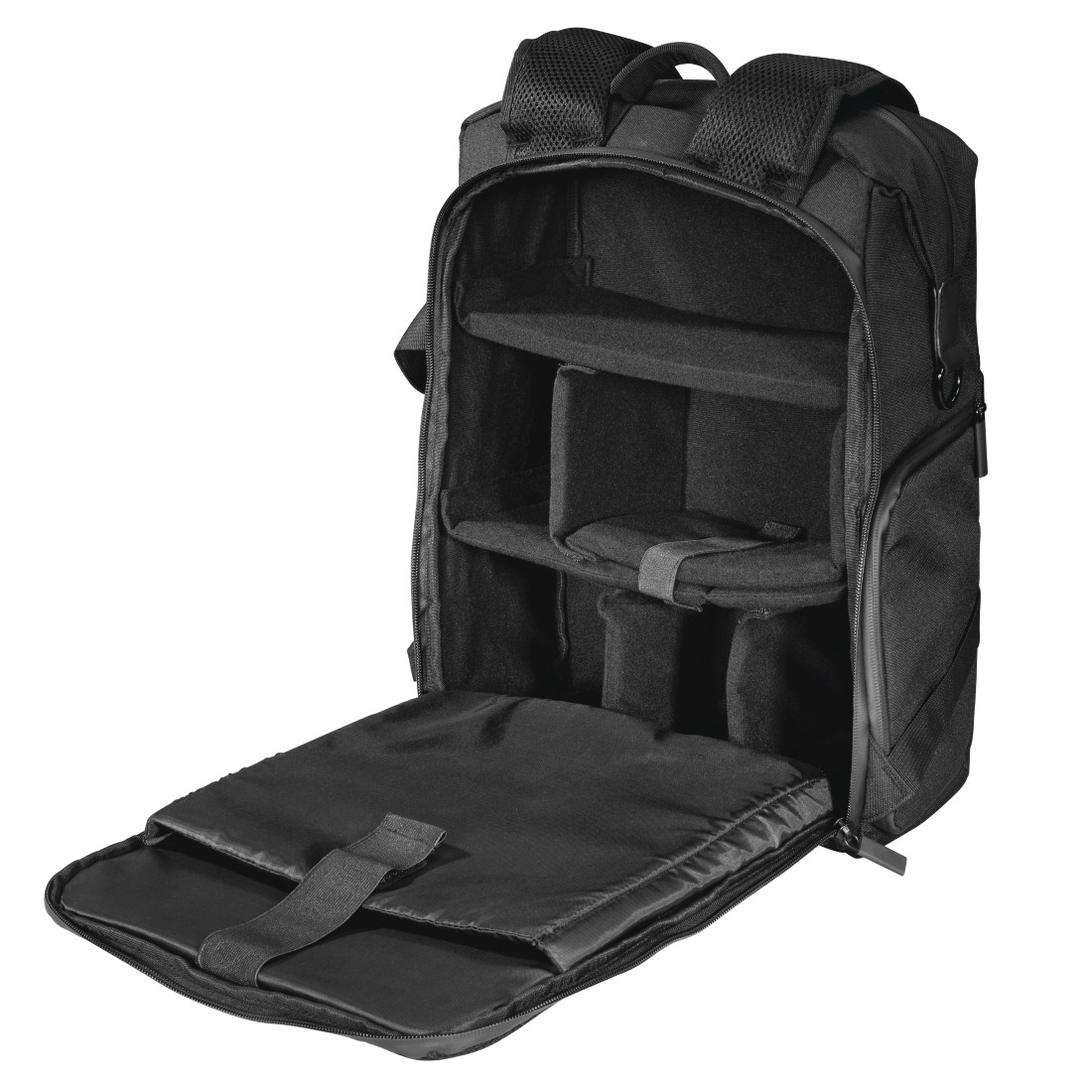 Schwarzer Rucksack, offen, mit Fächern und Polsterung. Vordere Klappe offen, Schultergurte sichtbar. Innenraum dunkel.