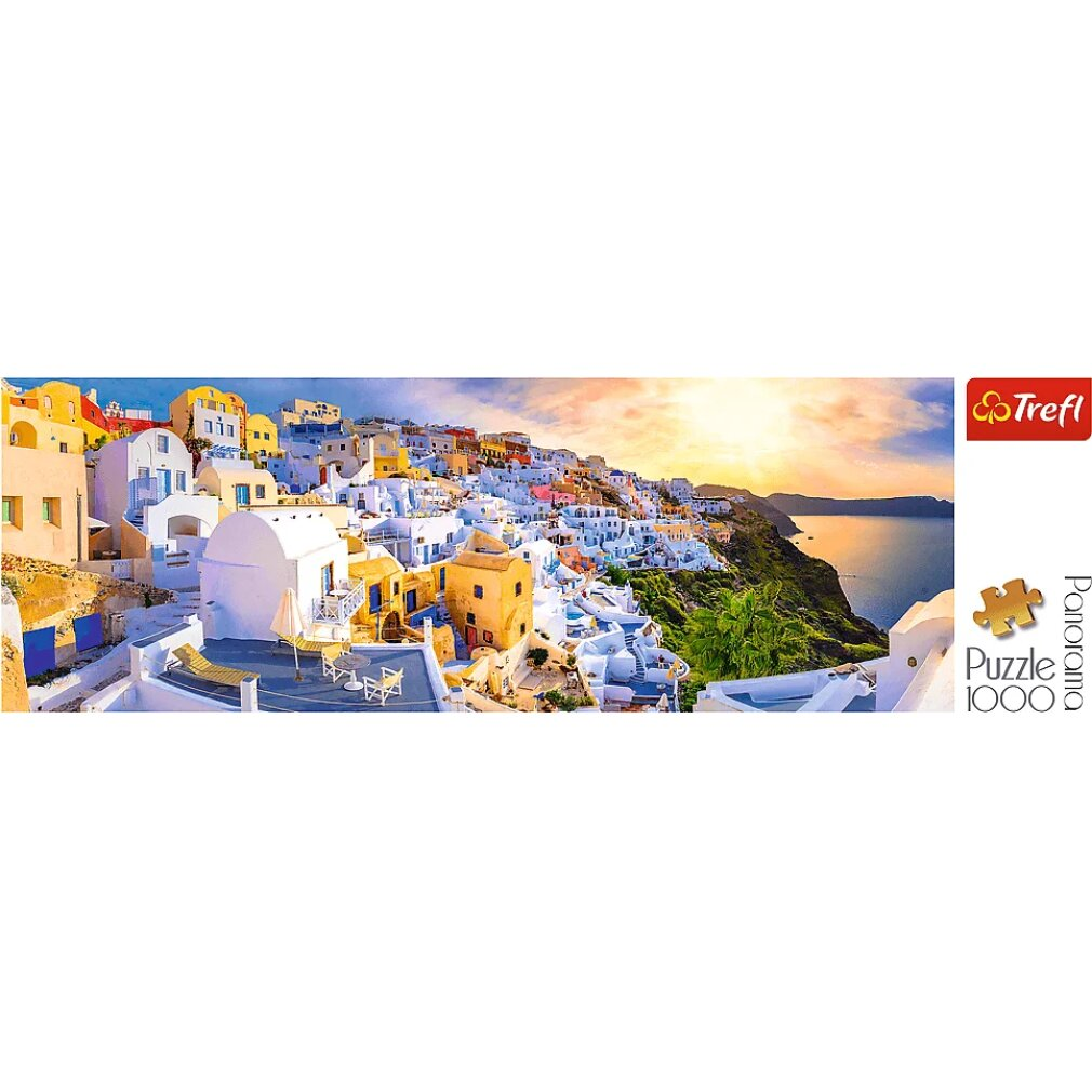 Panoramablick auf Santorin. Weiße Gebäude mit blauen Dächern auf einer Klippe, mit Blick auf das Meer. Sonnenuntergangsfarben am Himmel.