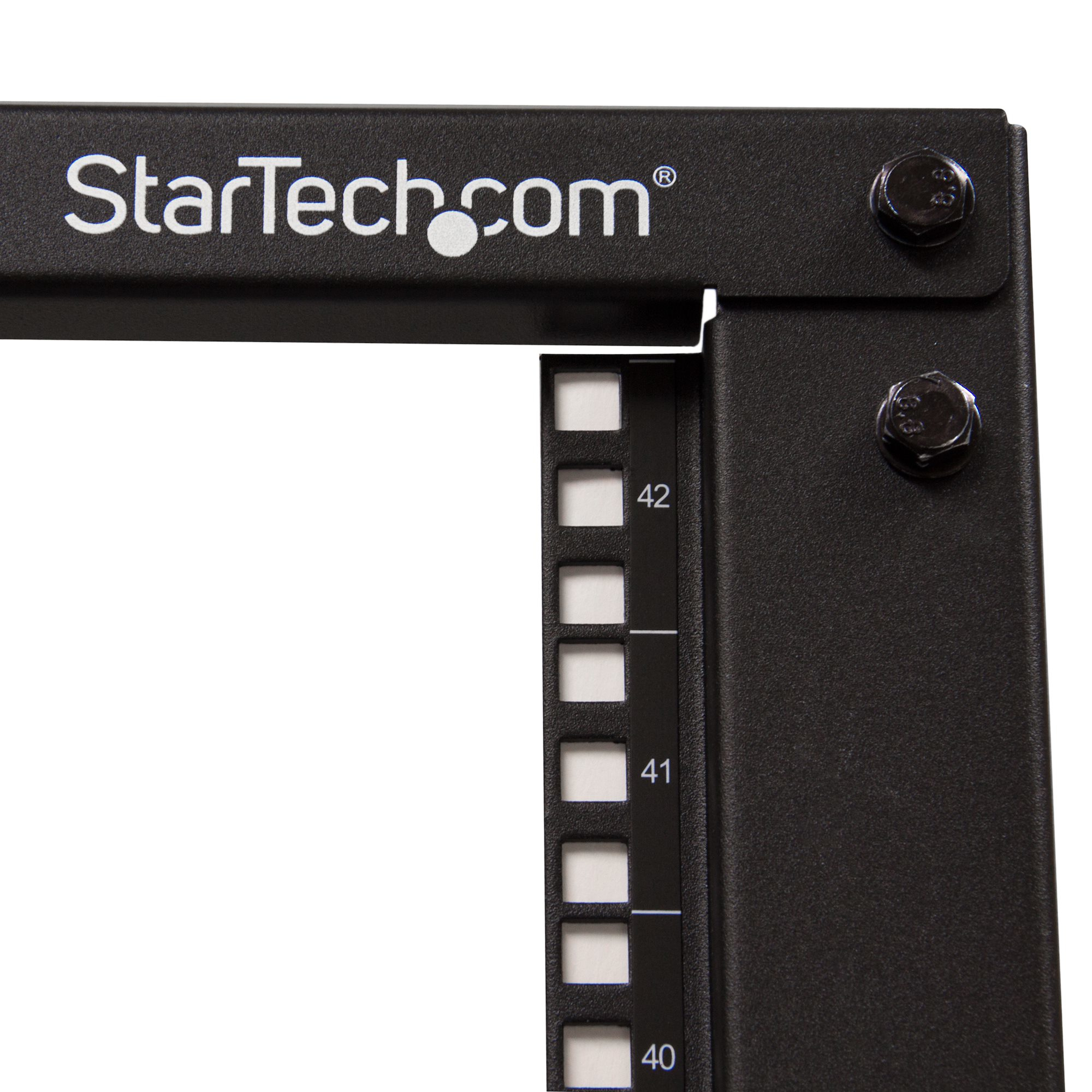 Esquina negra de rack de servidor con logo StarTech.com, pernos y ranuras numeradas. Fondo blanco.