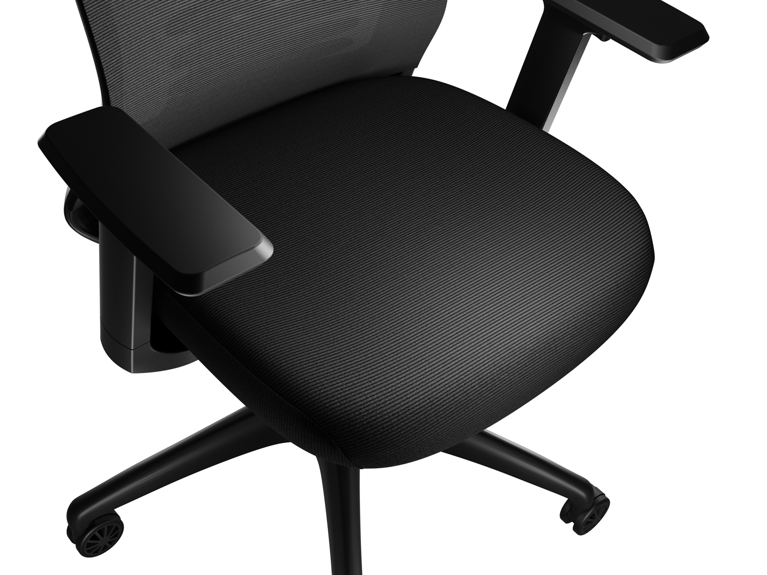 Nahaufnahme eines schwarzen Bürostuhls. Der Stuhl hat Armlehnen, einen Sitz, eine Rückenlehne und Räder. Der Hintergrund ist weiß.