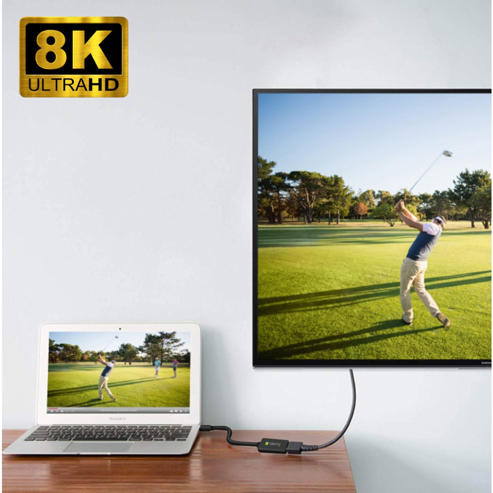 Laptop muestra swing de golf, conectado a TV mostrando lo mismo. Logo 8K dorado. Cable conecta dispositivos en mesa de madera.