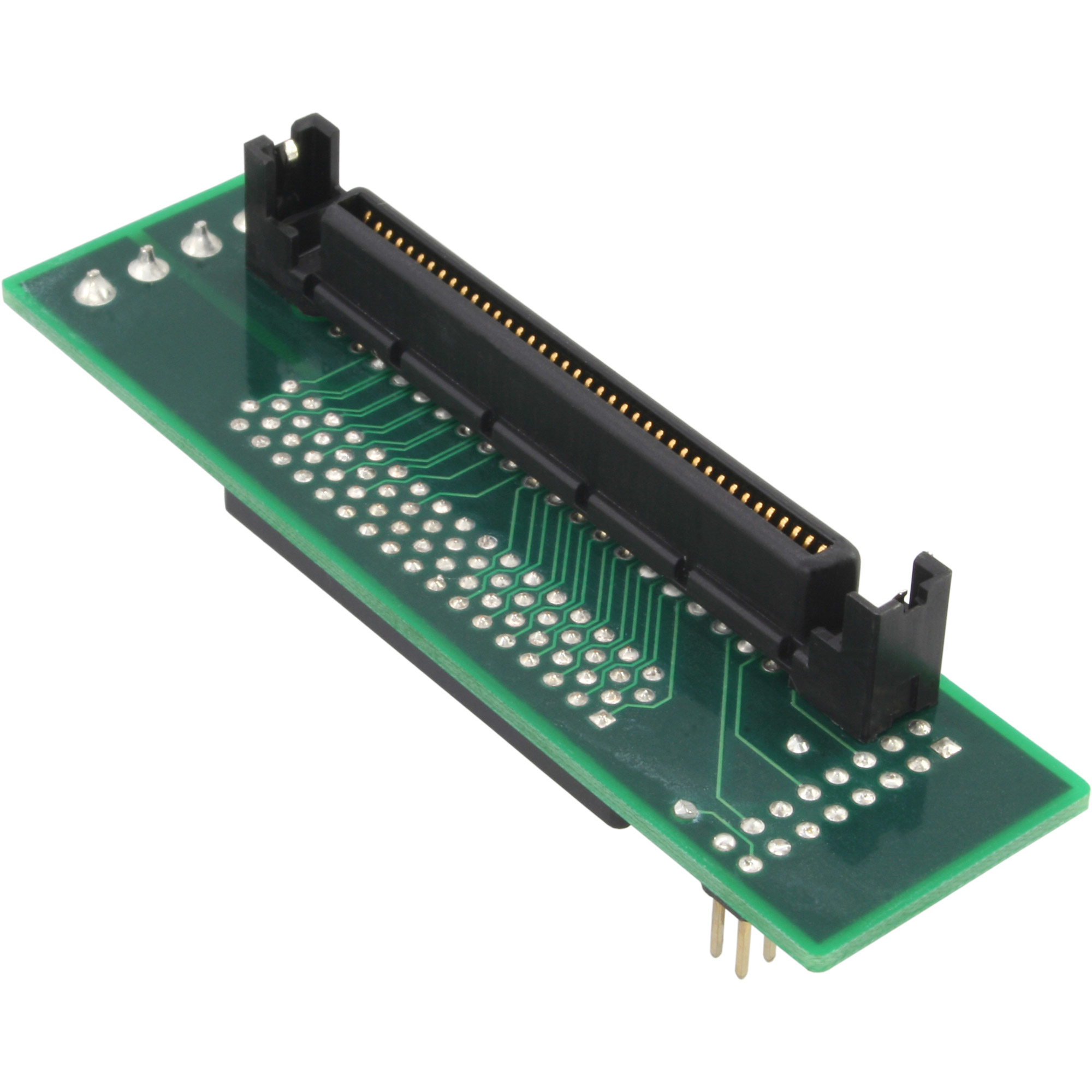 Grüne Leiterplatte mit schwarzem Stecker und goldenen Pins. Weißer Hintergrund. Elektronische Komponente.