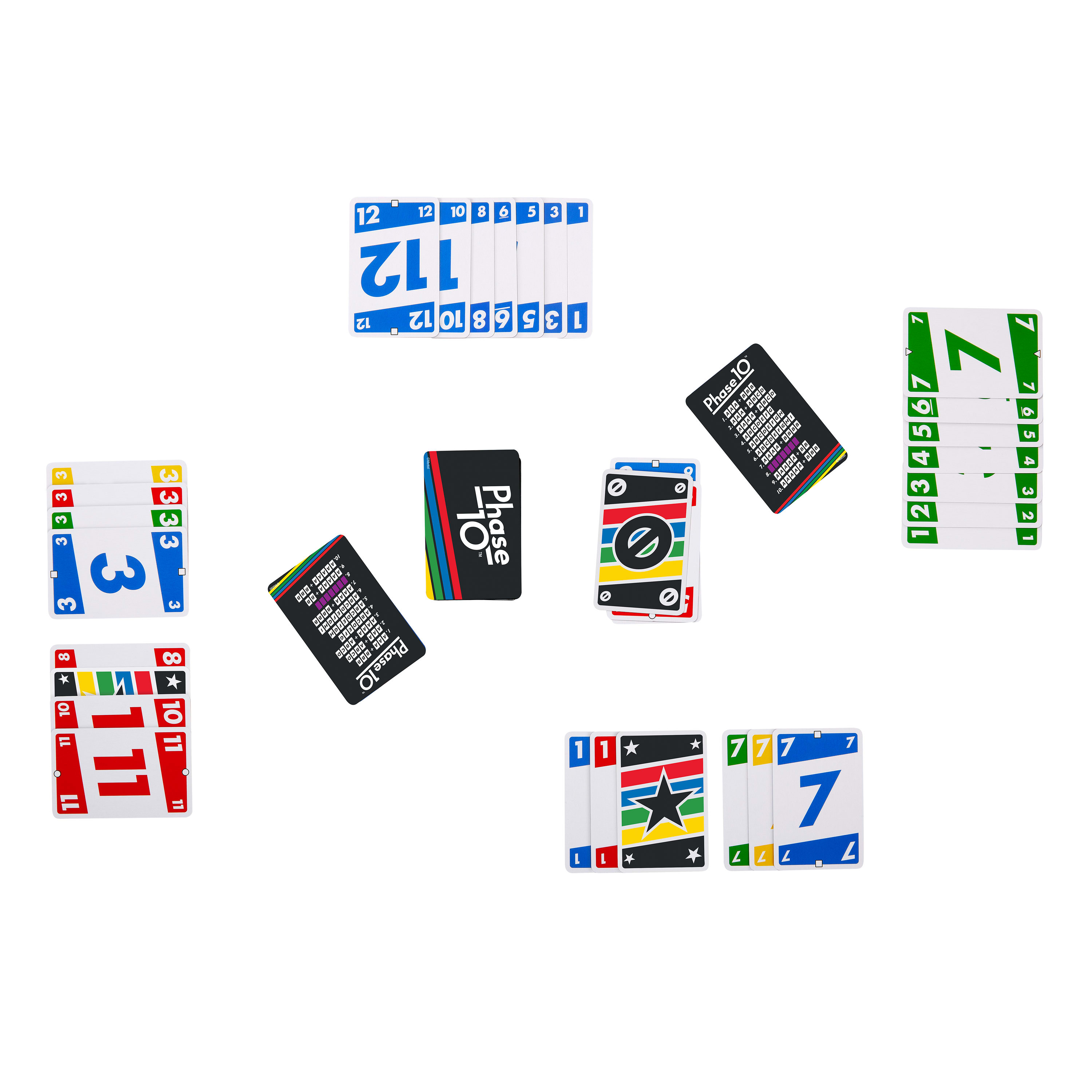 Des cartes du jeu Phase 10 sont dispersées. Des chiffres et des symboles sont visibles sur les cartes, posées sur une surface blanche.
