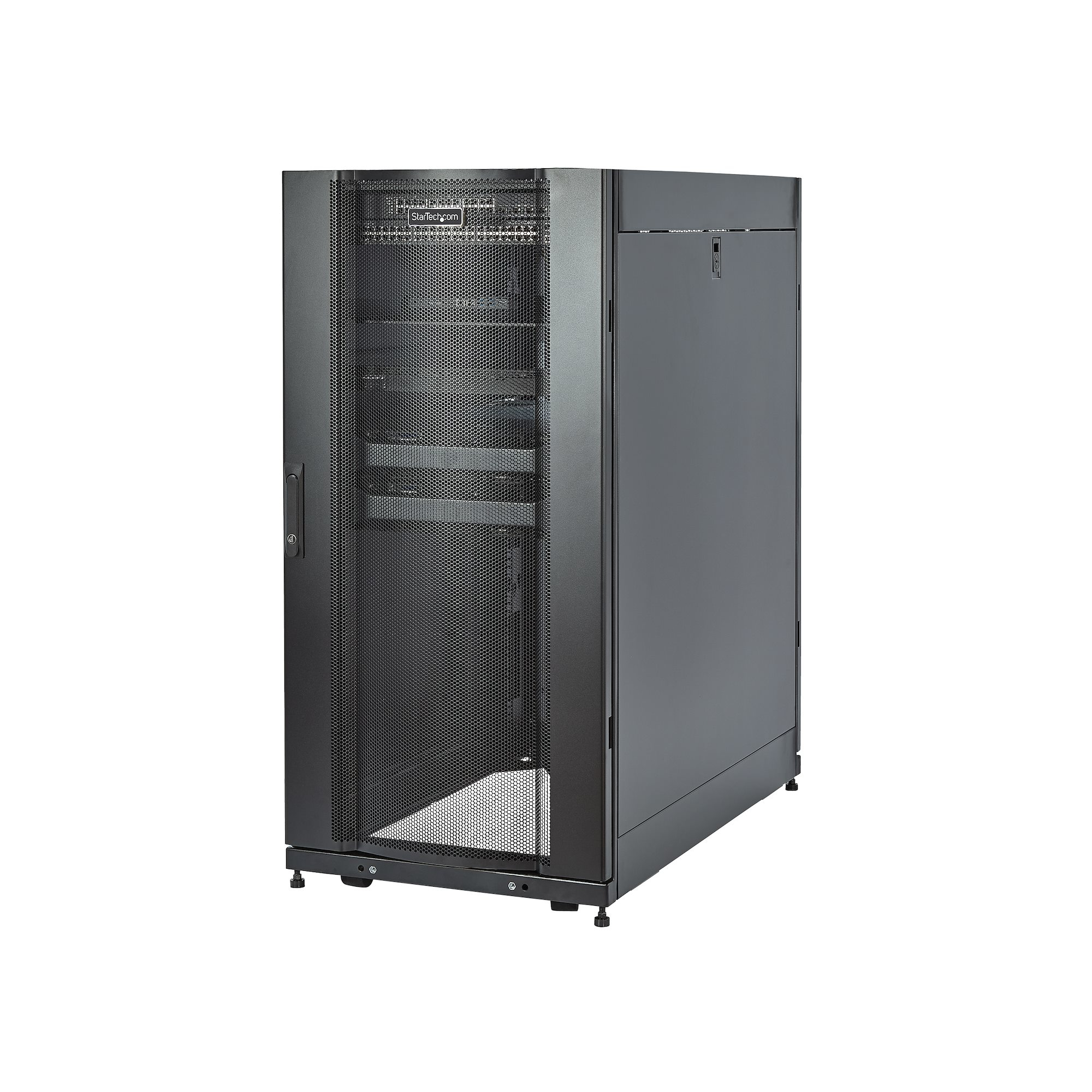 Ein dunkelgrauer Serverschrank mit einer Mesh-Vordertür und soliden Seitenteilen. Der Hintergrund ist weiß.