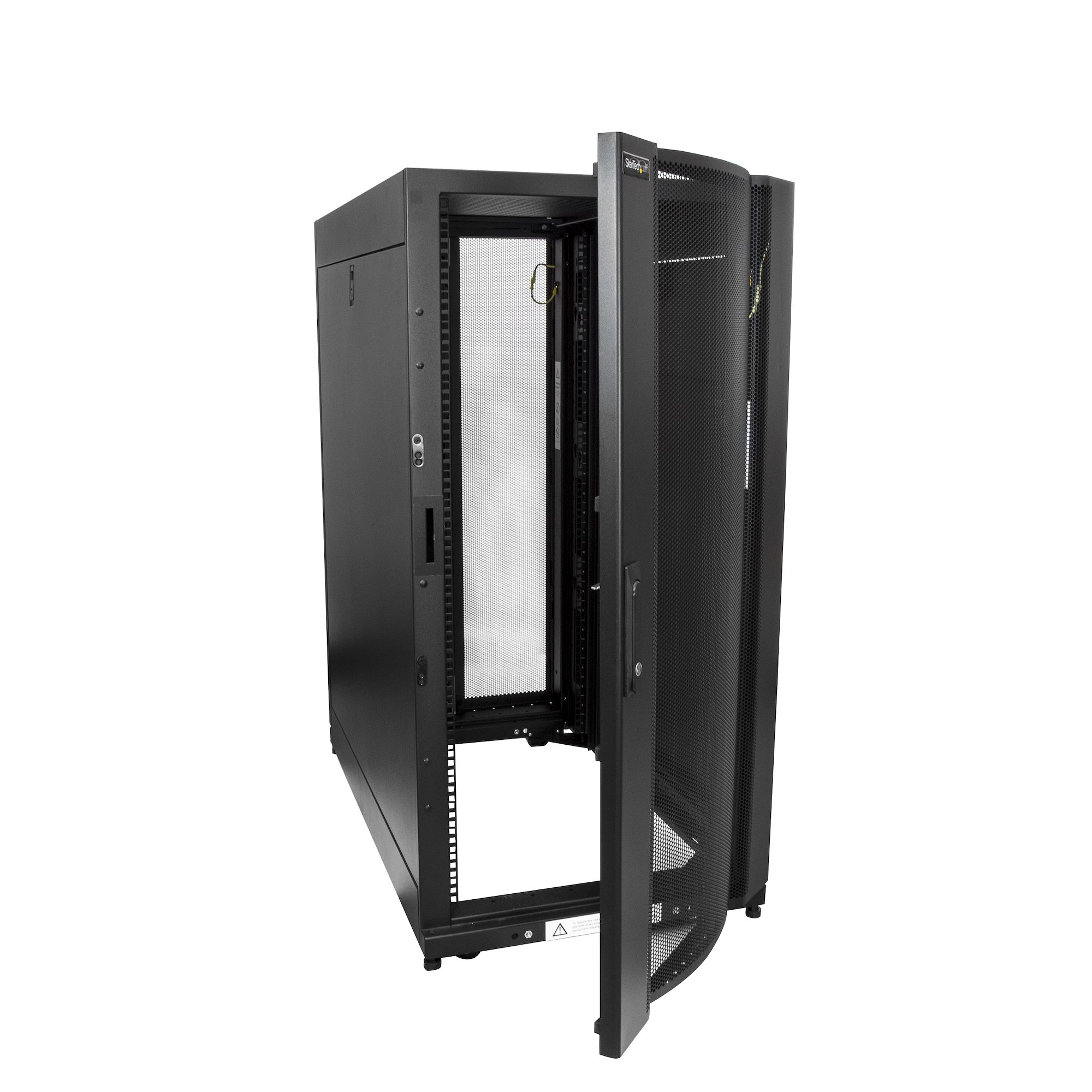 Schwarzer Serverschrank mit offener Tür. Tür aus Metallgitter. Weißer Hintergrund.