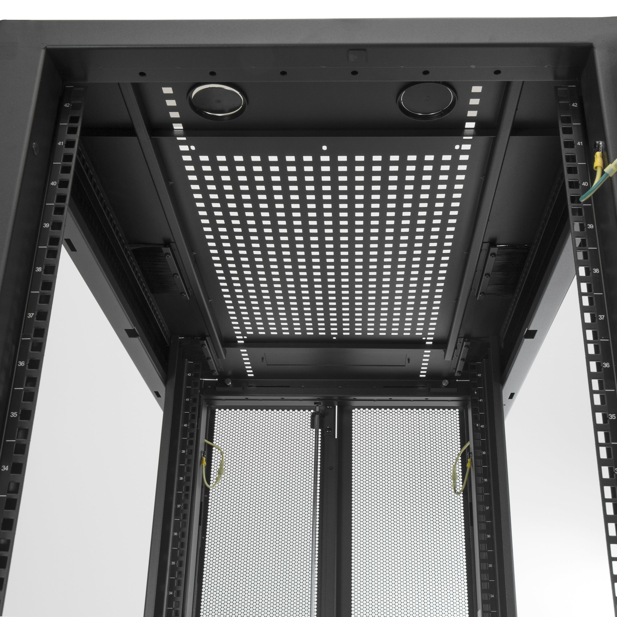 Schwarzes Server-Rack-Interieur mit perforiertem Metall, zwei kreisförmigen Öffnungen und nummerierten Seitenschienen.