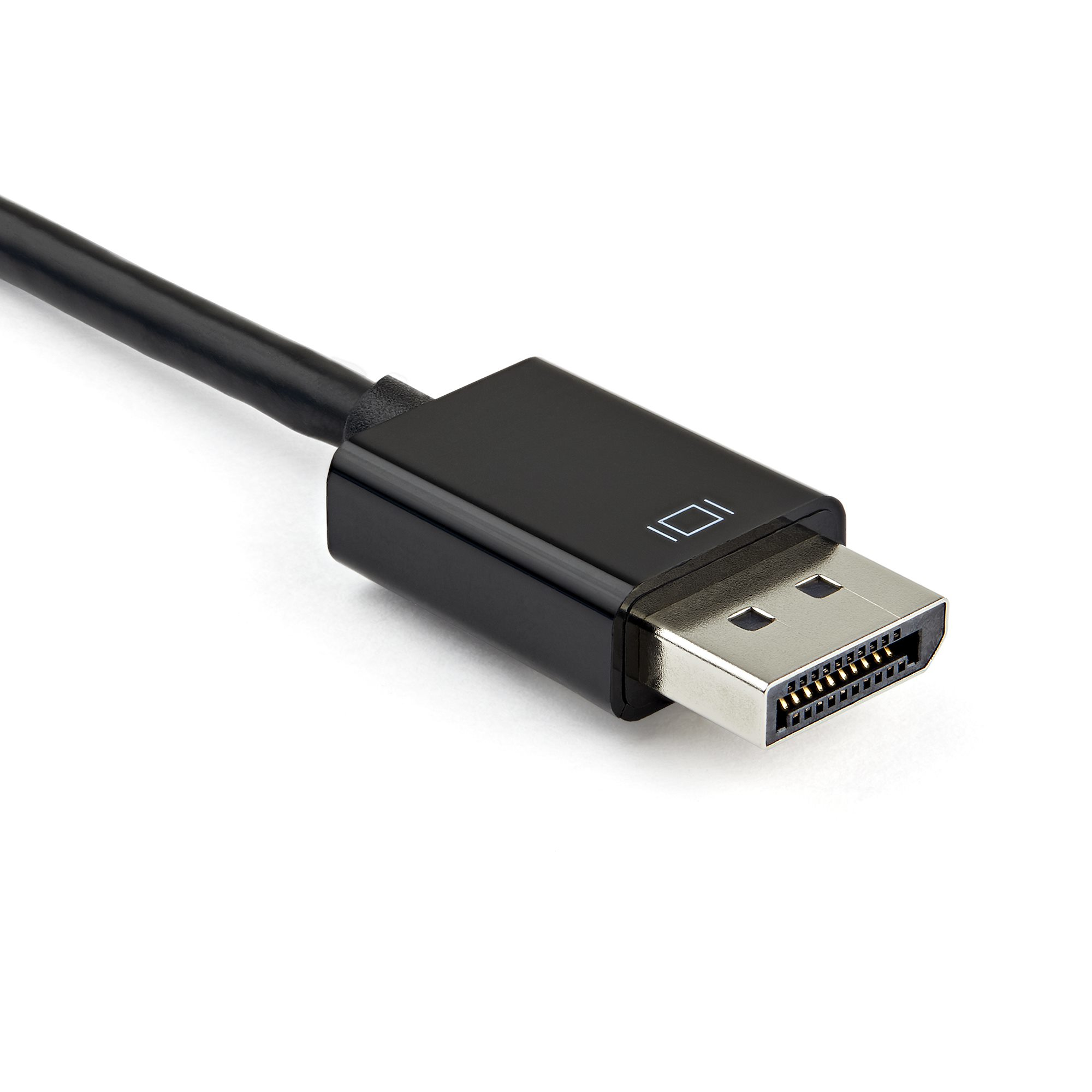 Un cable DisplayPort sobre una superficie blanca. El cable negro lleva a un conector negro con pines metálicos.