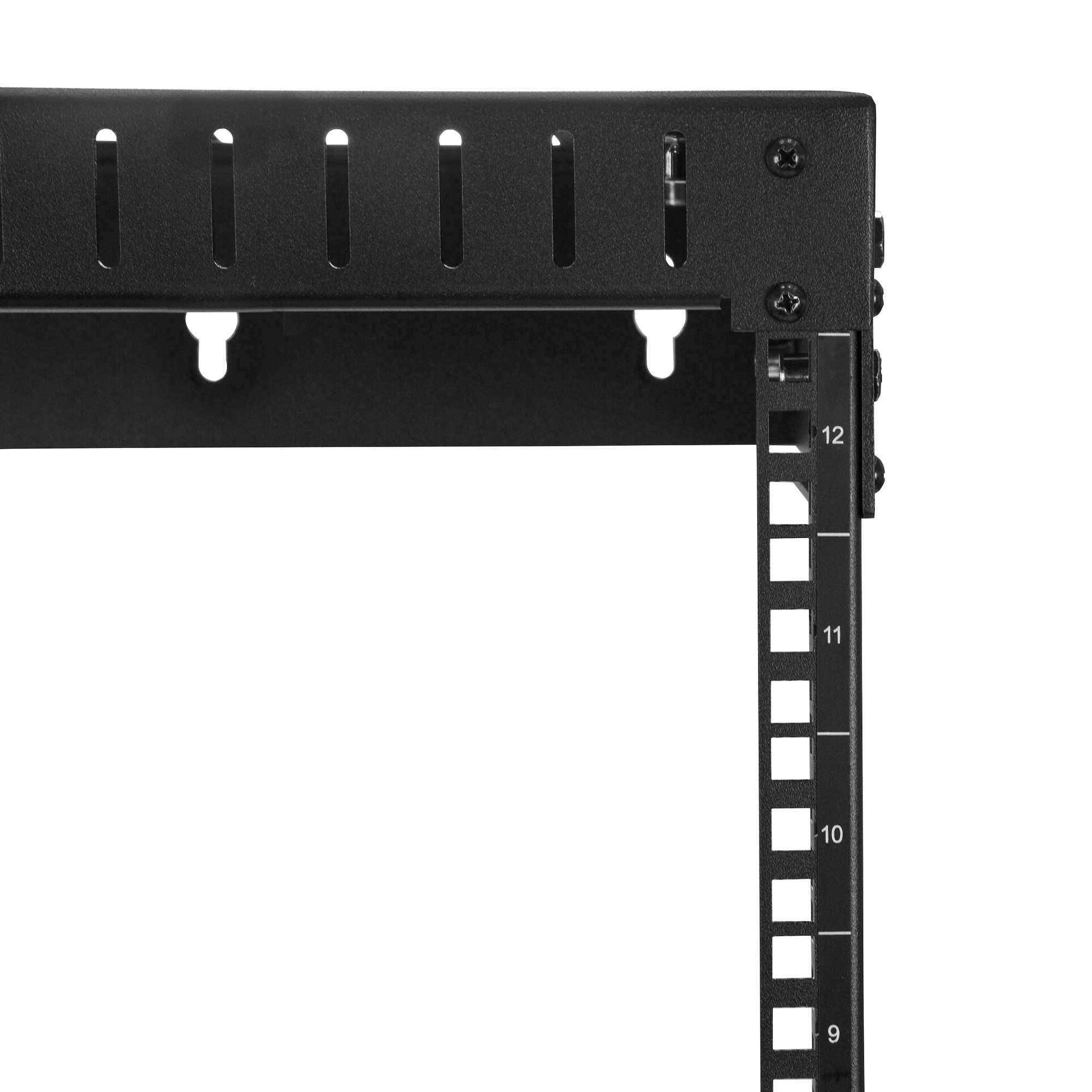 Primer plano de un bastidor metálico negro con ranuras numeradas. Incluye tornillos, ranuras de ventilación y orificios de montaje.
