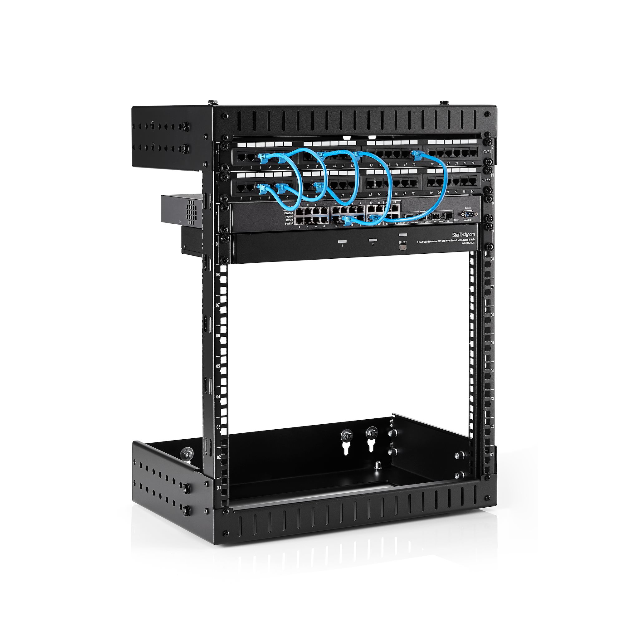 Rack de servidor negro con cables de red azules. El rack contiene múltiples dispositivos de red.