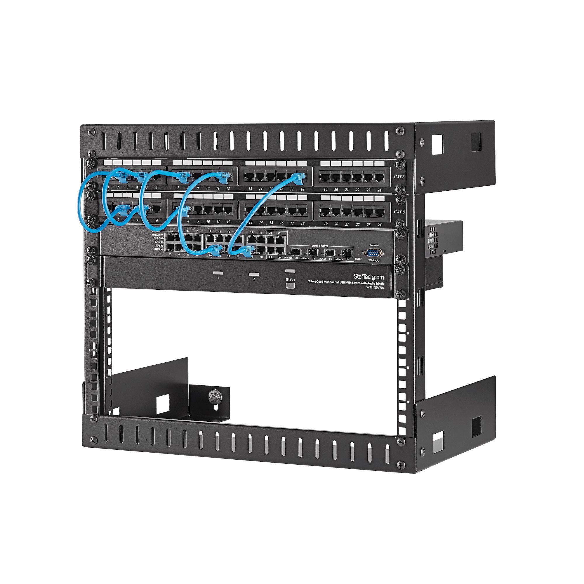 Rack de servidor negro con cables de red, puertos etiquetados y un dispositivo StarTech.com.